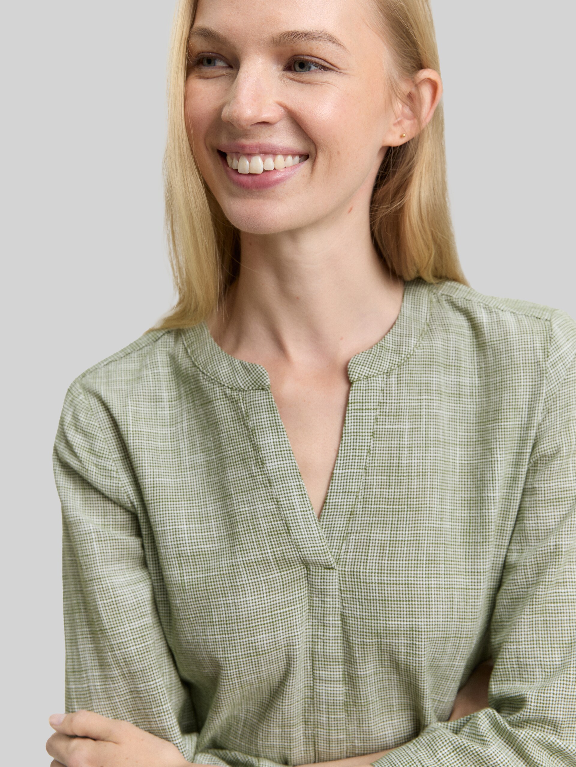 Cotton blouse - deep ivy green - Detail model view