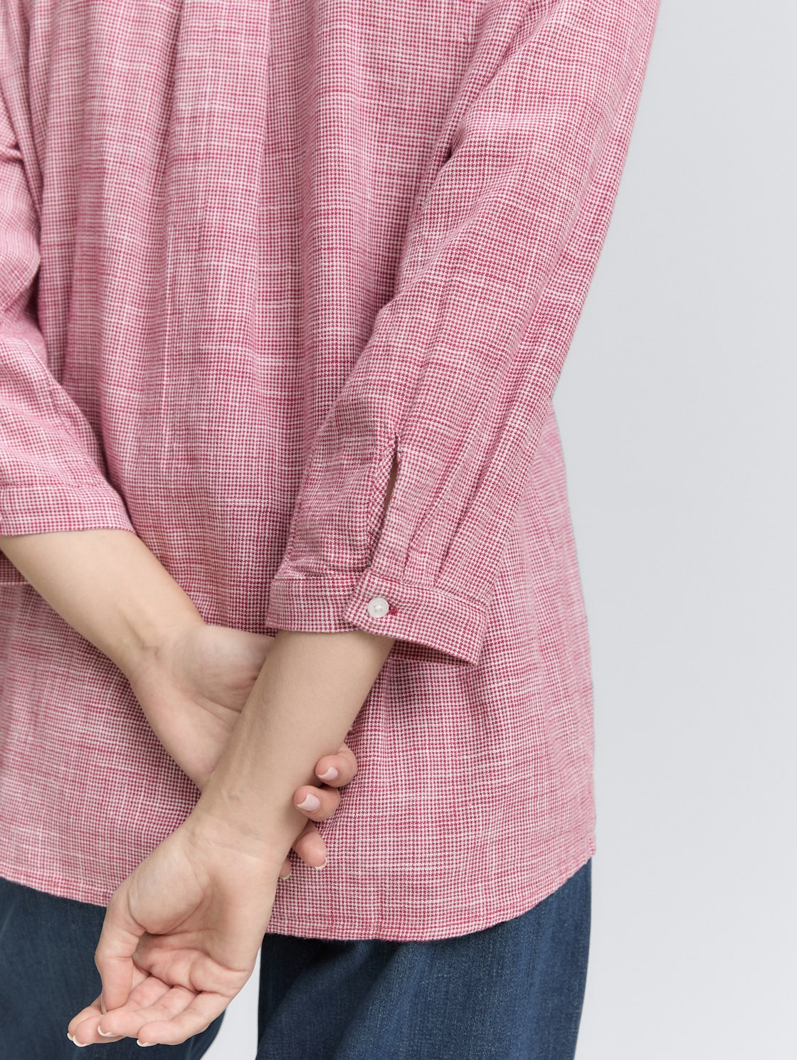 Bluse aus Baumwolle - dark pink - Detail-Model-Ansicht