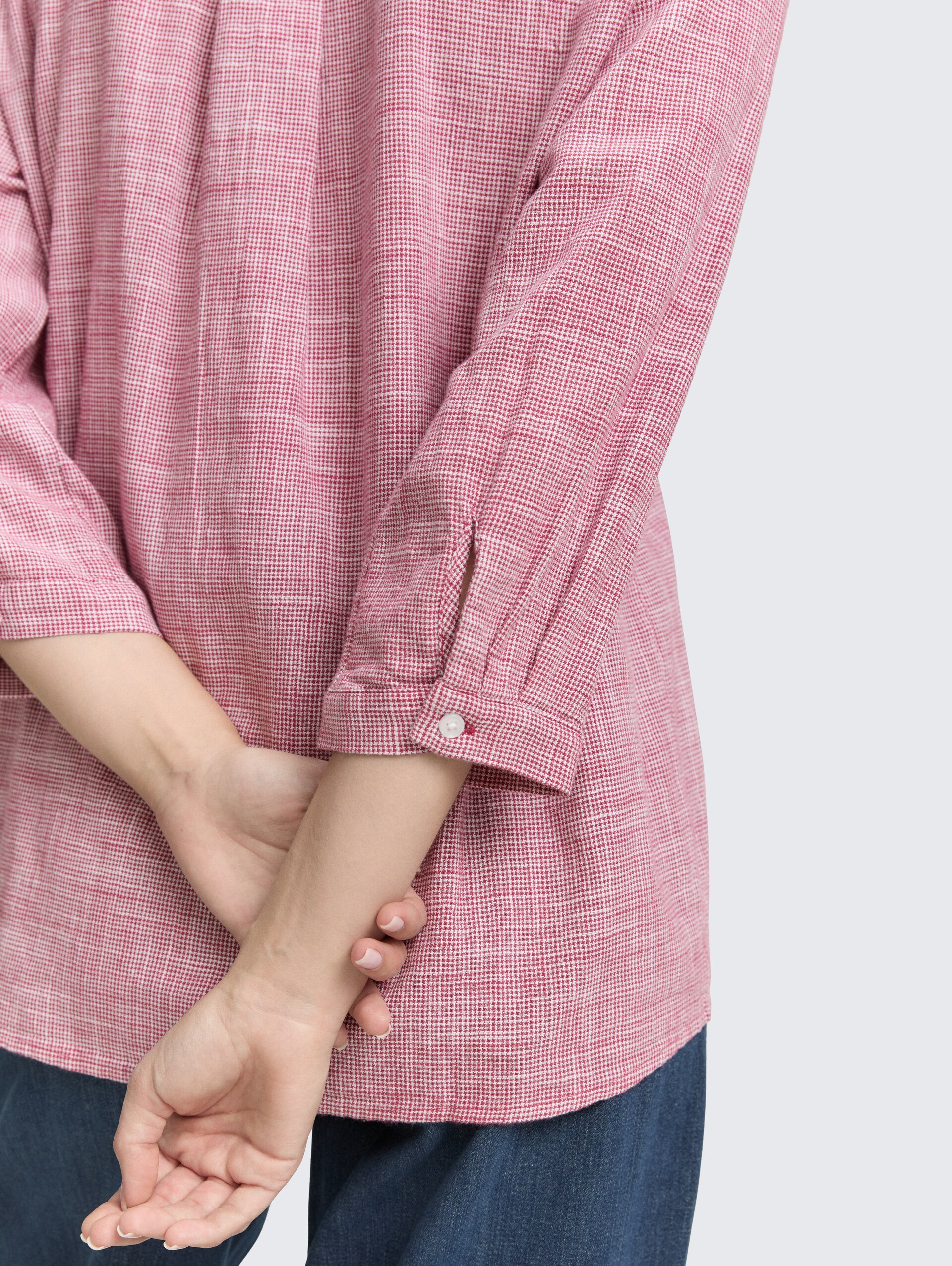 Bluse aus Baumwolle - dark pink - Detail-Model-Ansicht