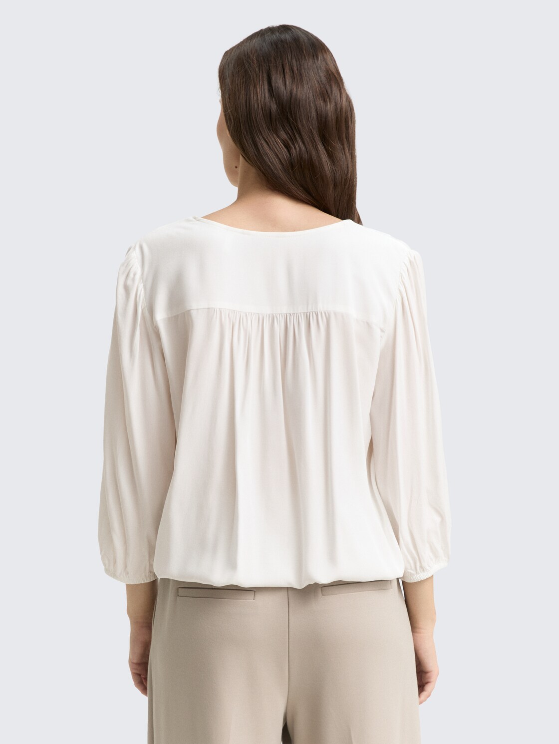 Bluse aus Viskose - Whisper White - Auschnitt Model-Rückansicht