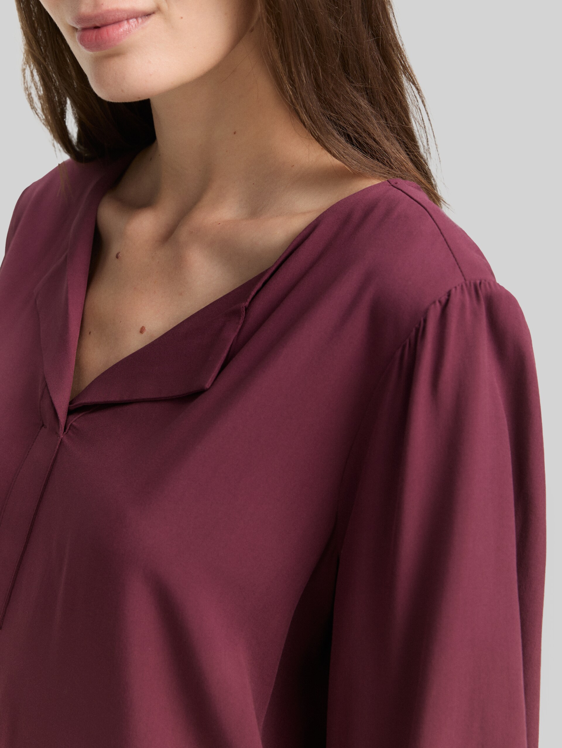 Viscose blouse - bordeaux red - Detail model view