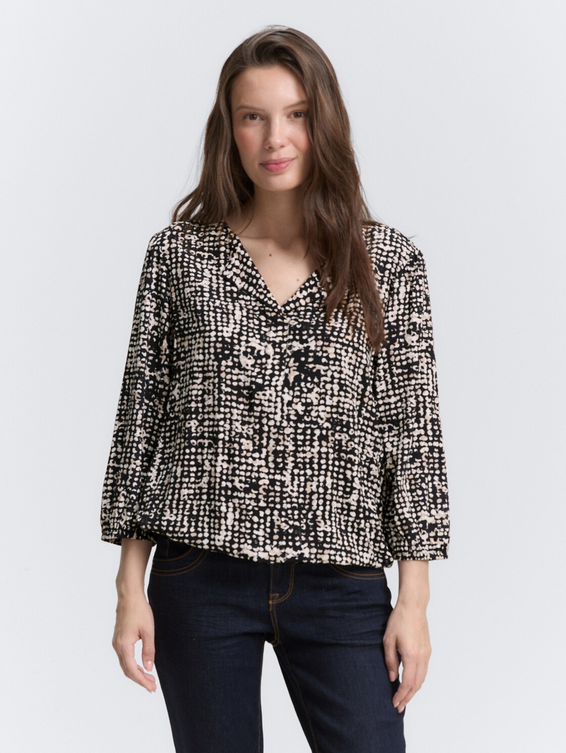 Bluse aus Viskose - navy abstract dot design - Ausschnitt Model-Vorderansicht
