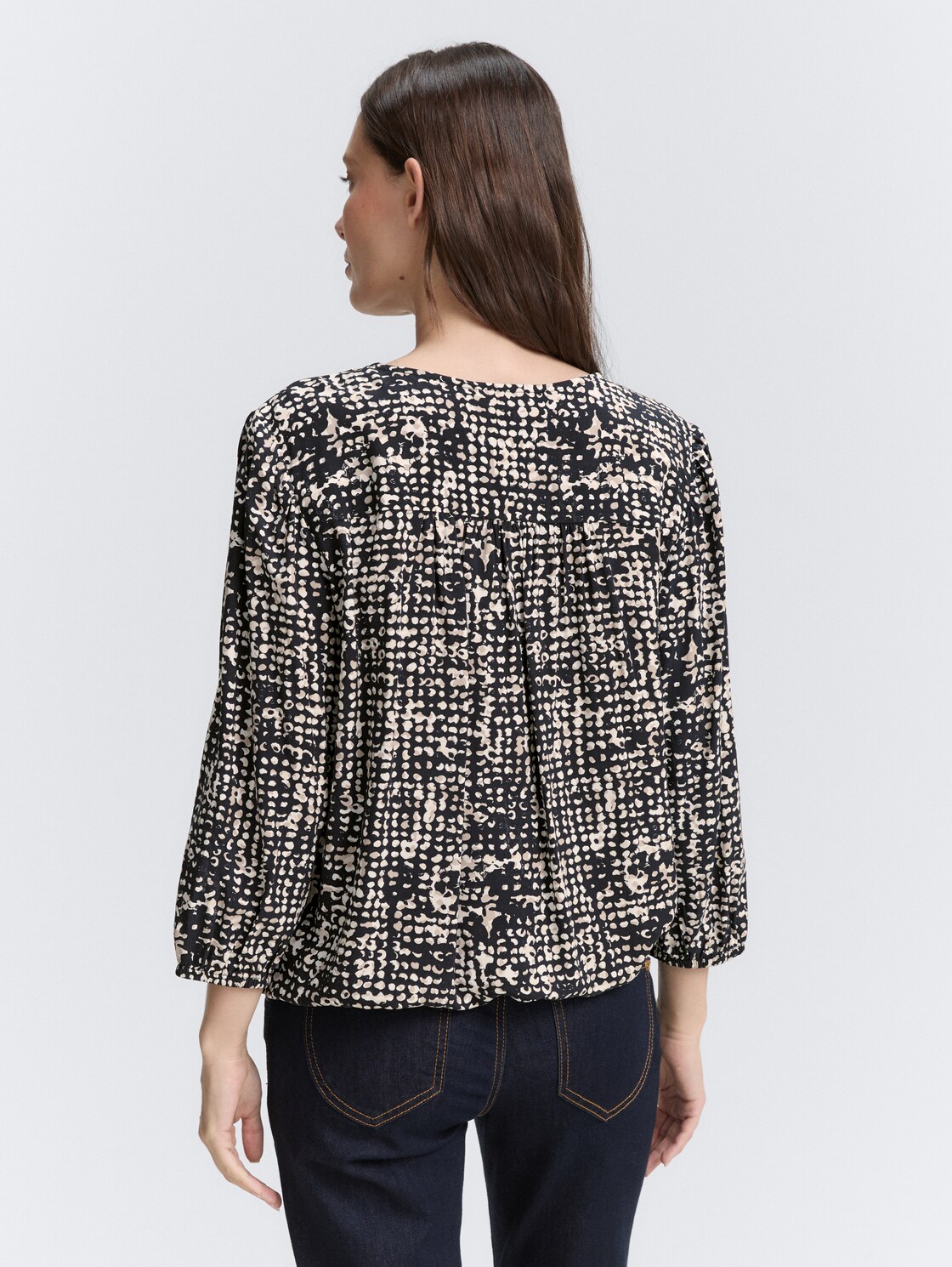 Bluse aus Viskose - navy abstract dot design - Auschnitt Model-Rückansicht