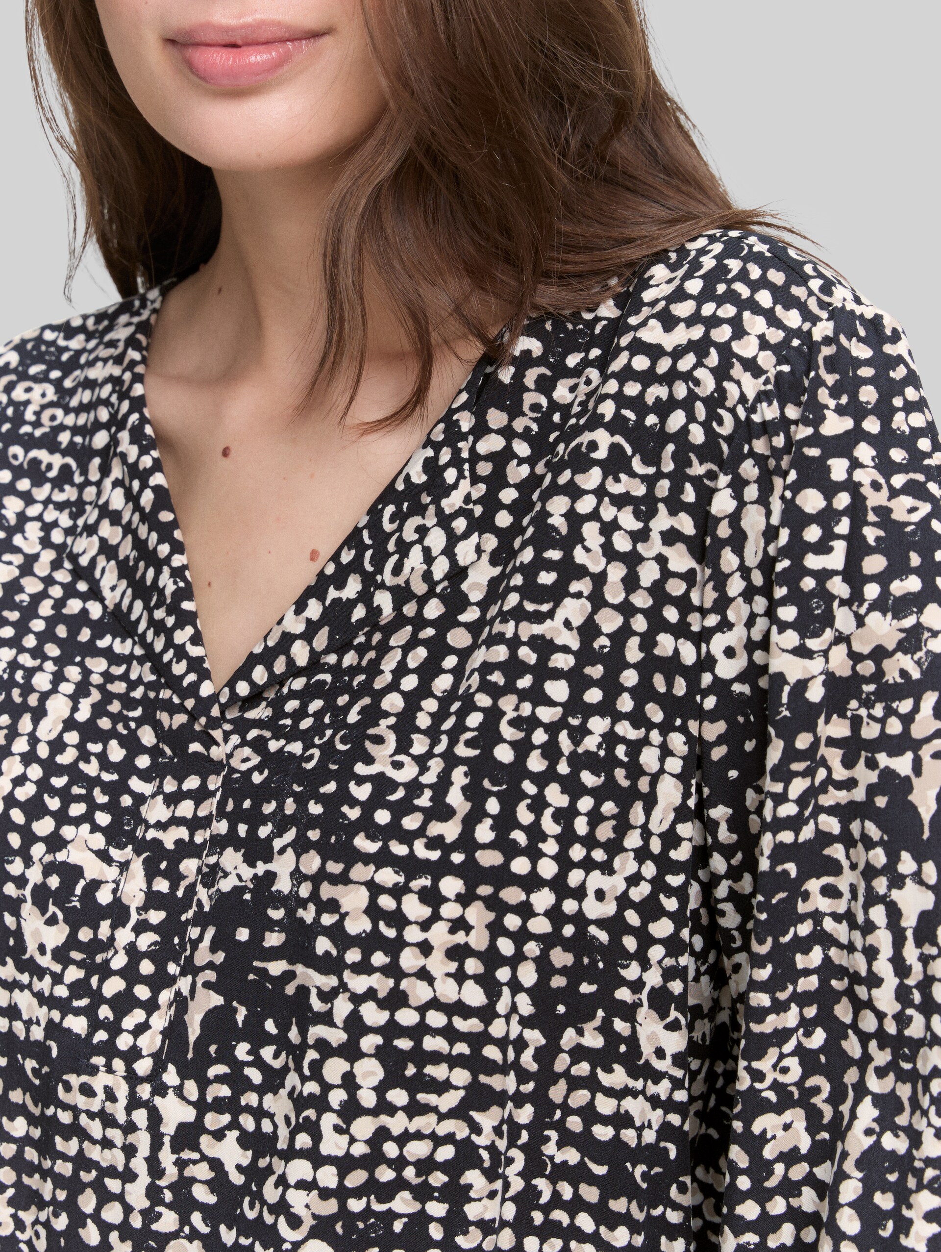 Chemisier en viscose - navy abstract dot design - Vue détaillée du modèle