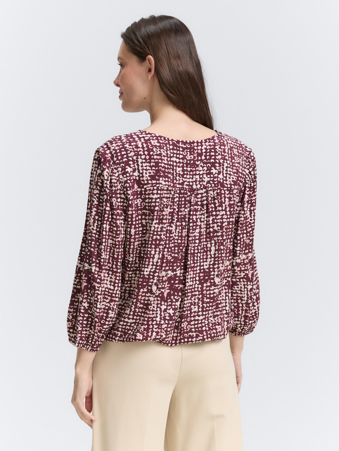 Bluse aus Viskose - dark red abstract dot design - Auschnitt Model-Rückansicht