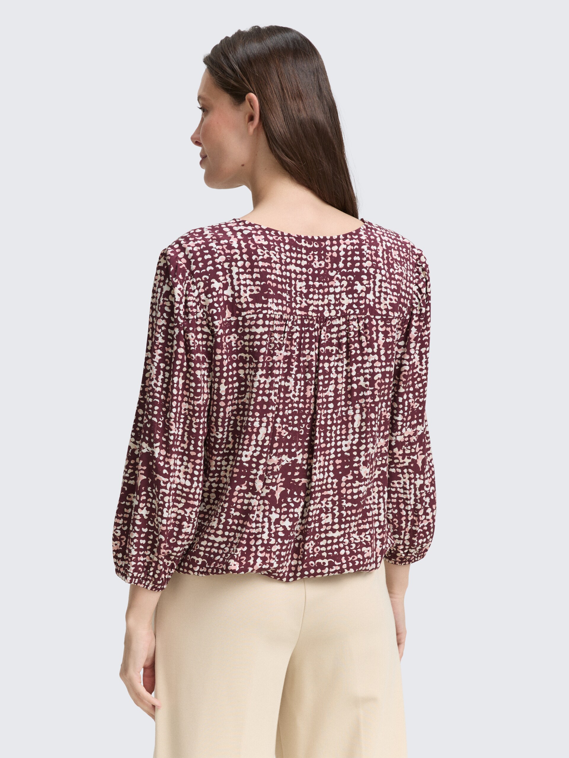Bluse aus Viskose - dark red abstract dot design - Auschnitt Model-Rückansicht