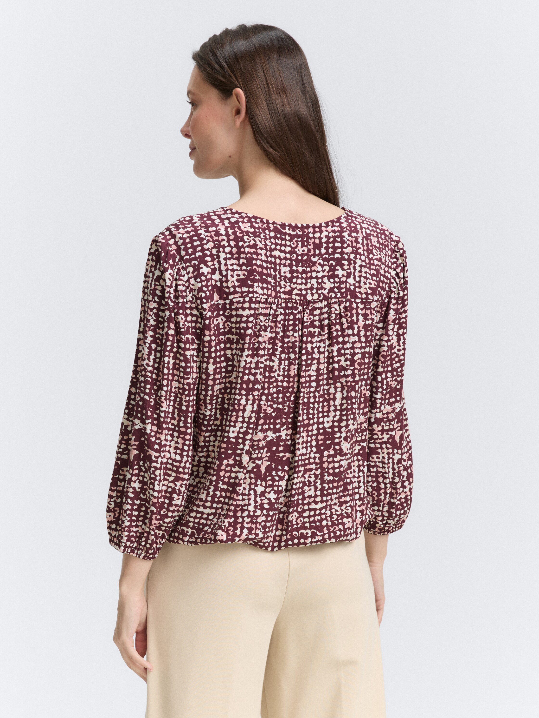 Blouse van viscose - dark red abstract dot design - Neklijn model-achteraanzicht