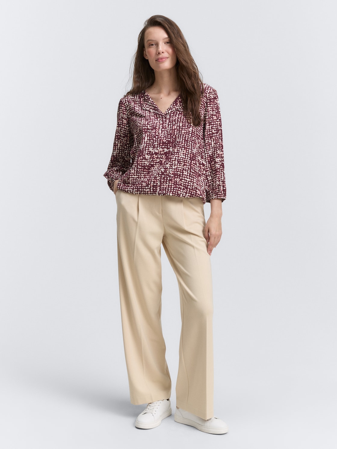 Bluse aus Viskose - dark red abstract dot design - Model-Vorderansicht