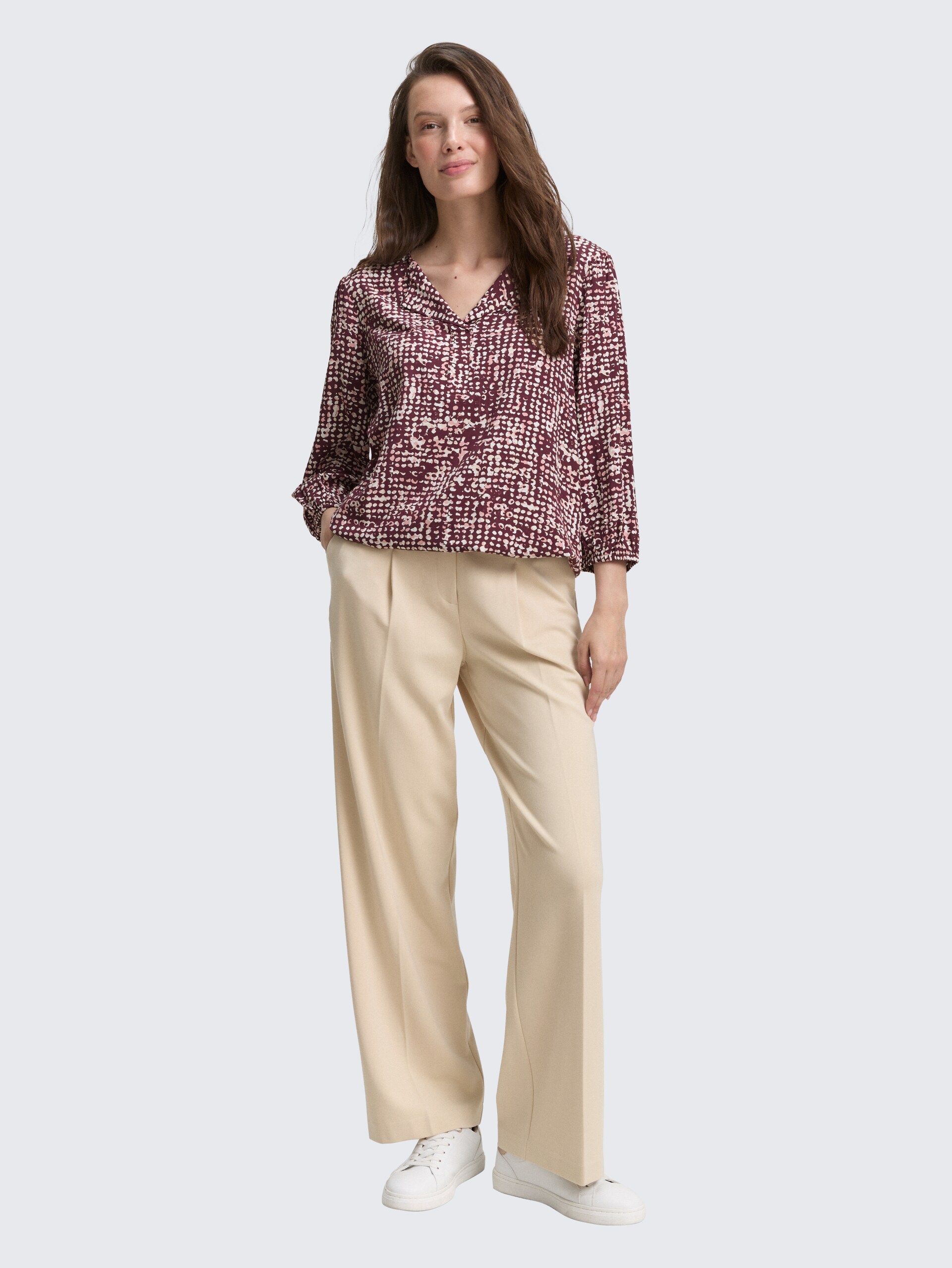 Bluse aus Viskose - dark red abstract dot design - Model-Vorderansicht