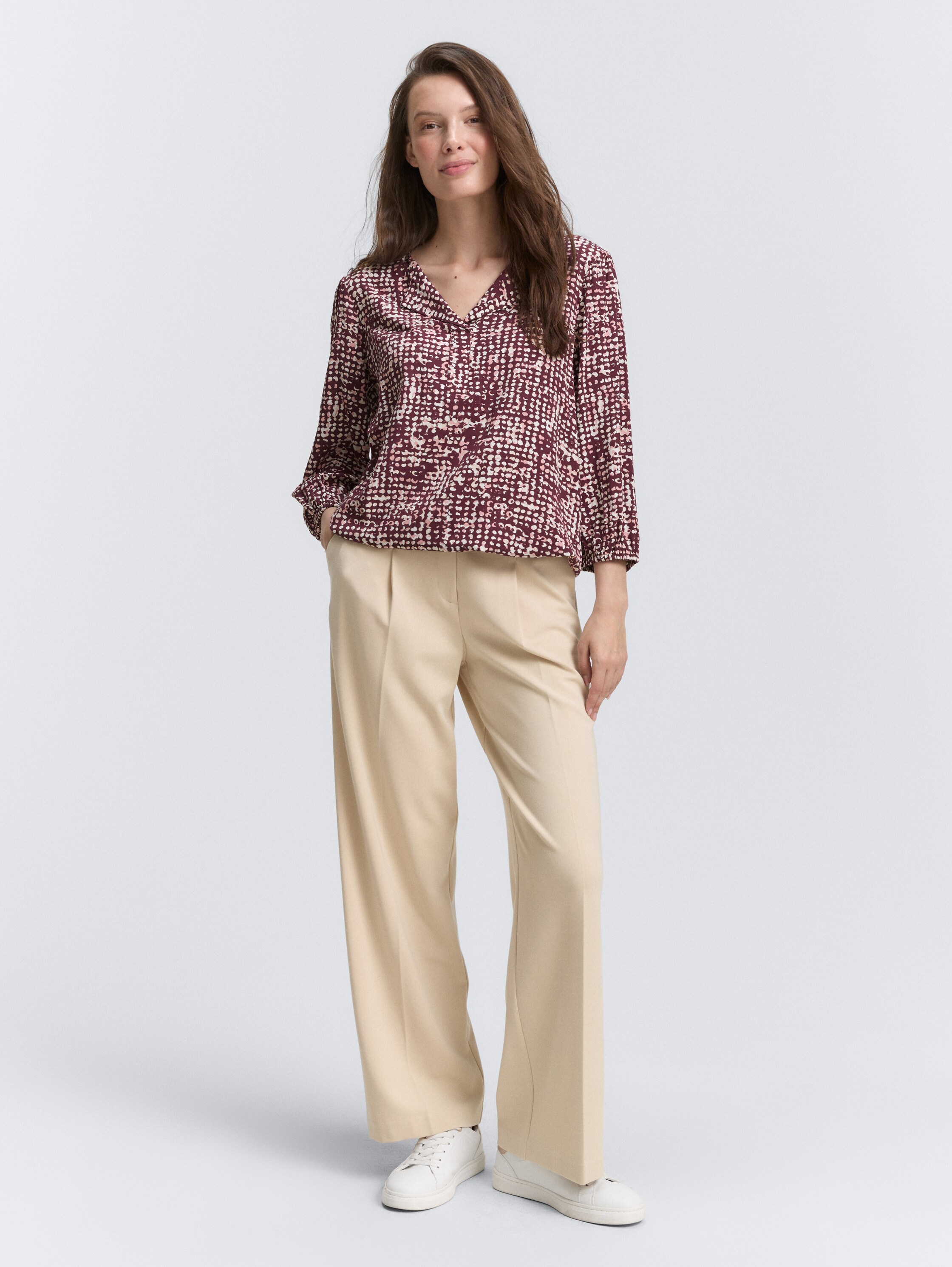 Blouse van viscose - dark red abstract dot design - Model vooraanzicht