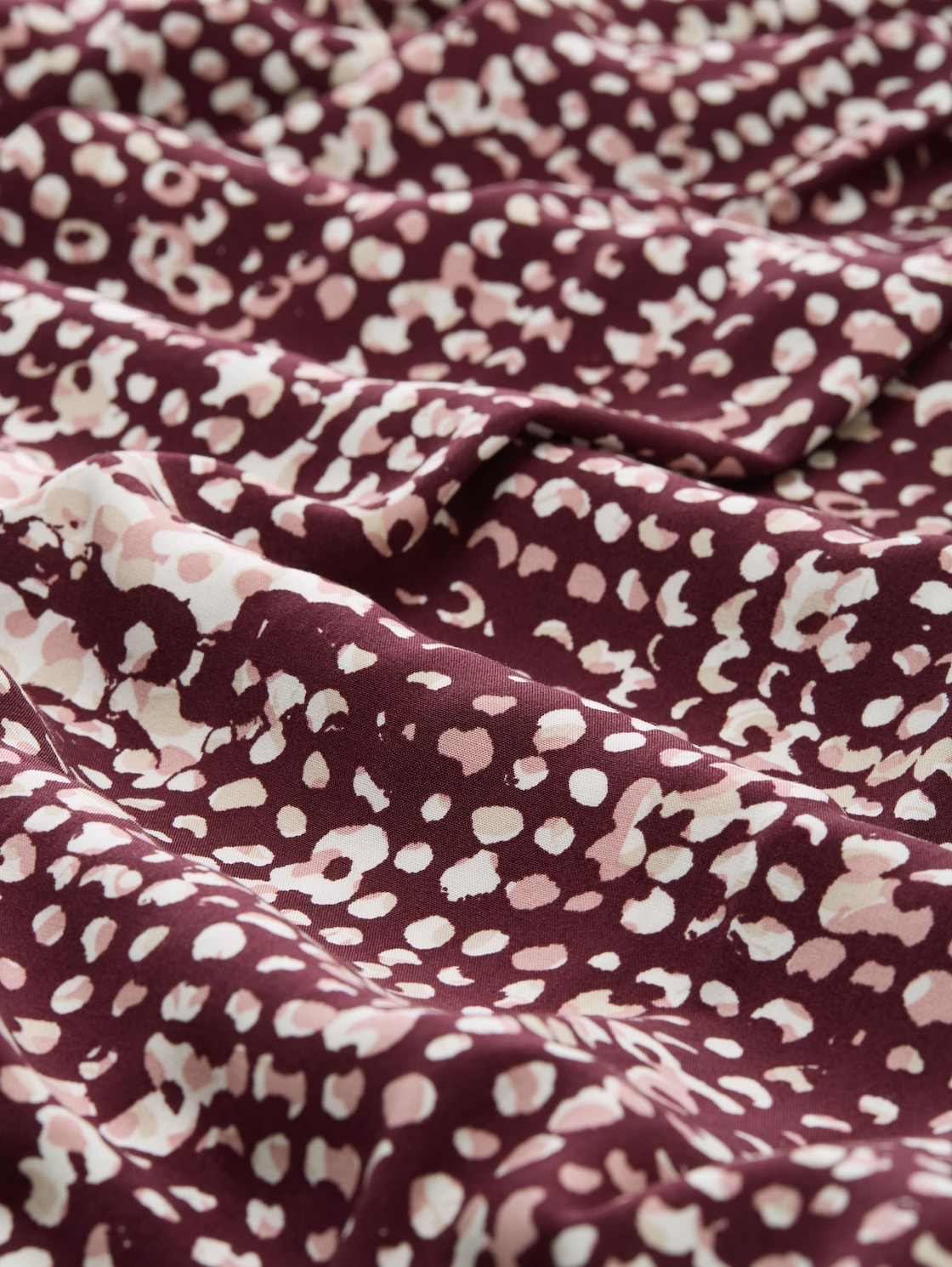 Bluse aus Viskose - dark red abstract dot design - Material-Ansicht