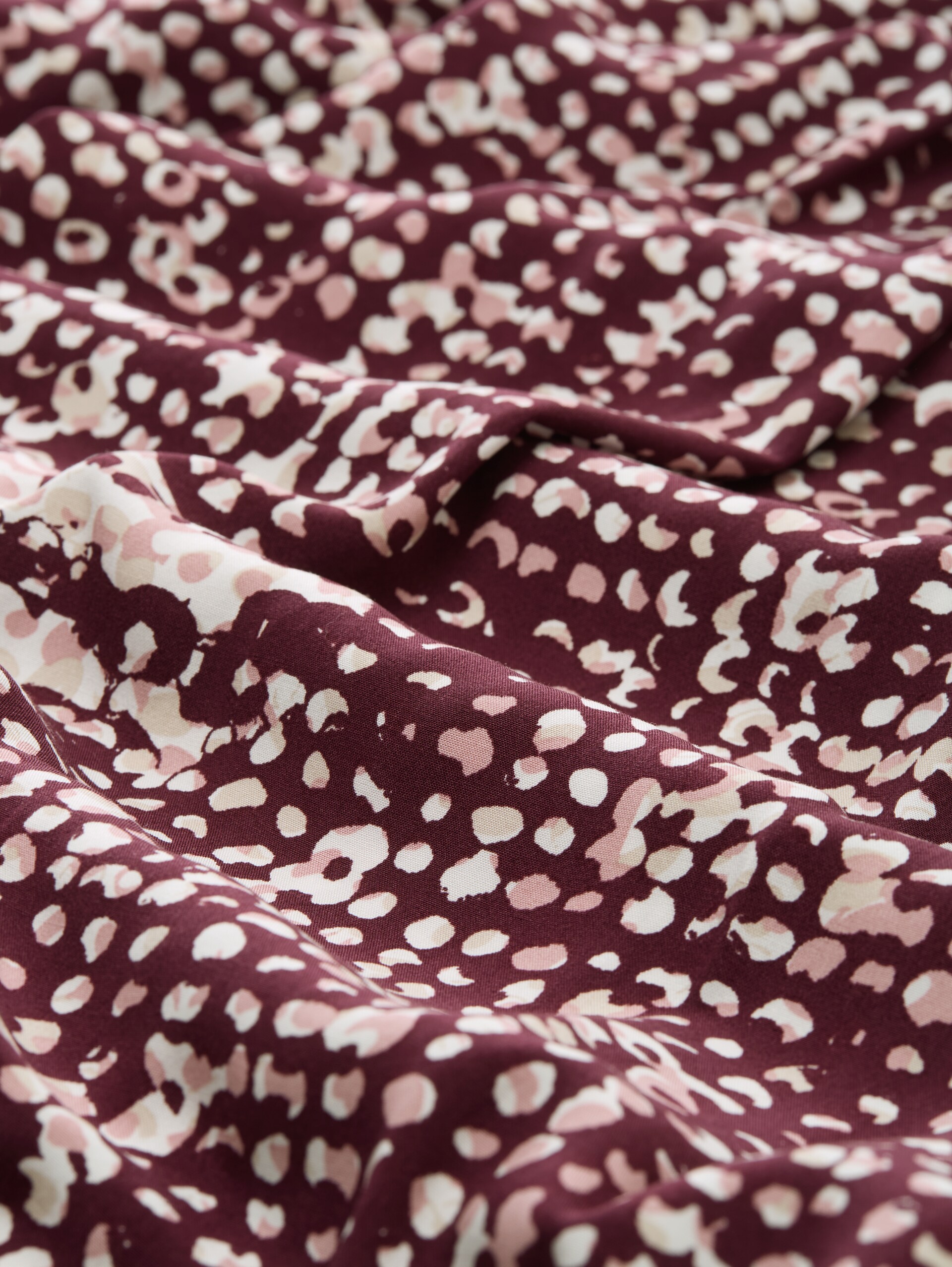Bluse aus Viskose - dark red abstract dot design - Material-Ansicht
