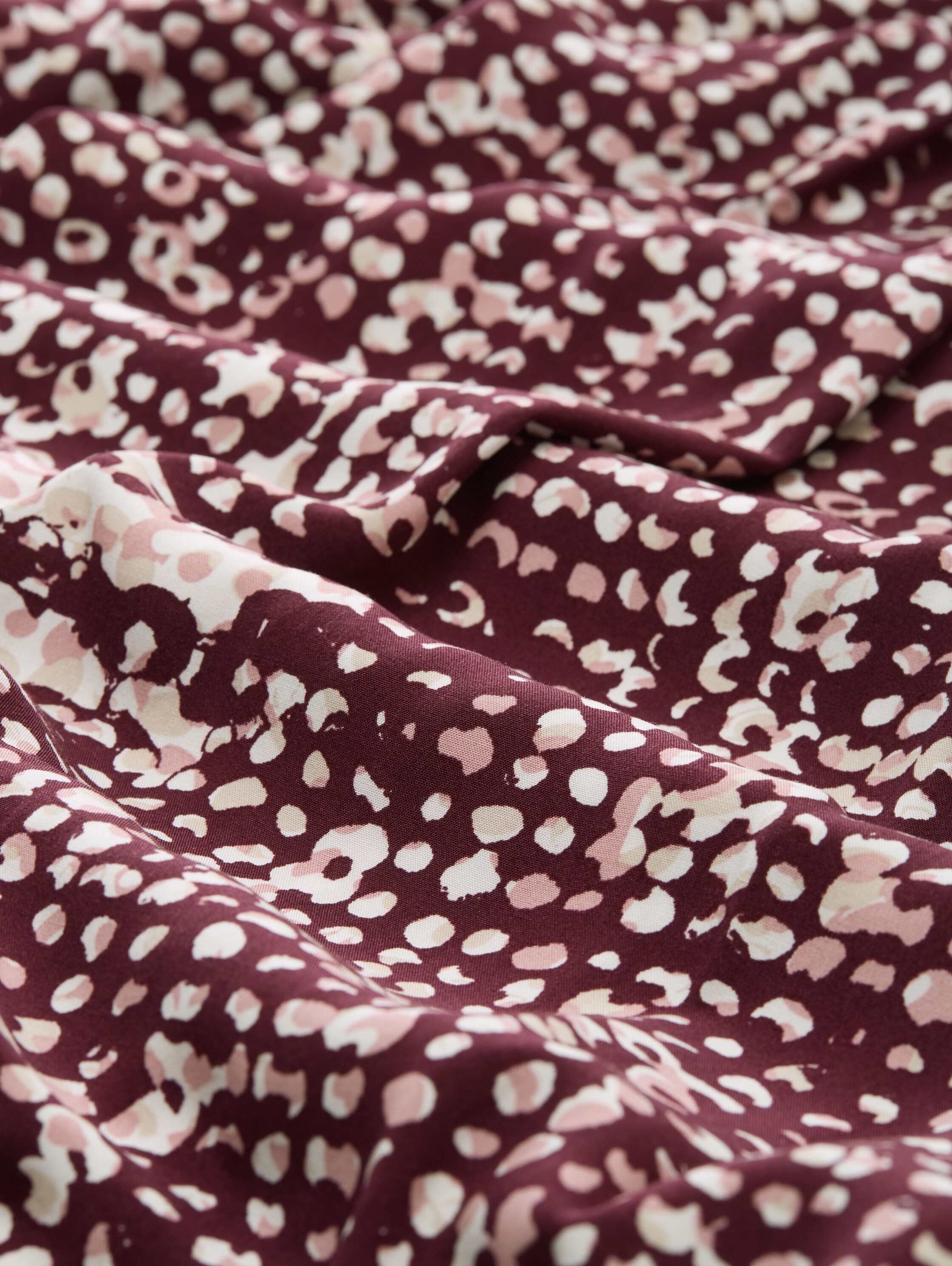 Blouse van viscose - dark red abstract dot design - Materiaalweergave