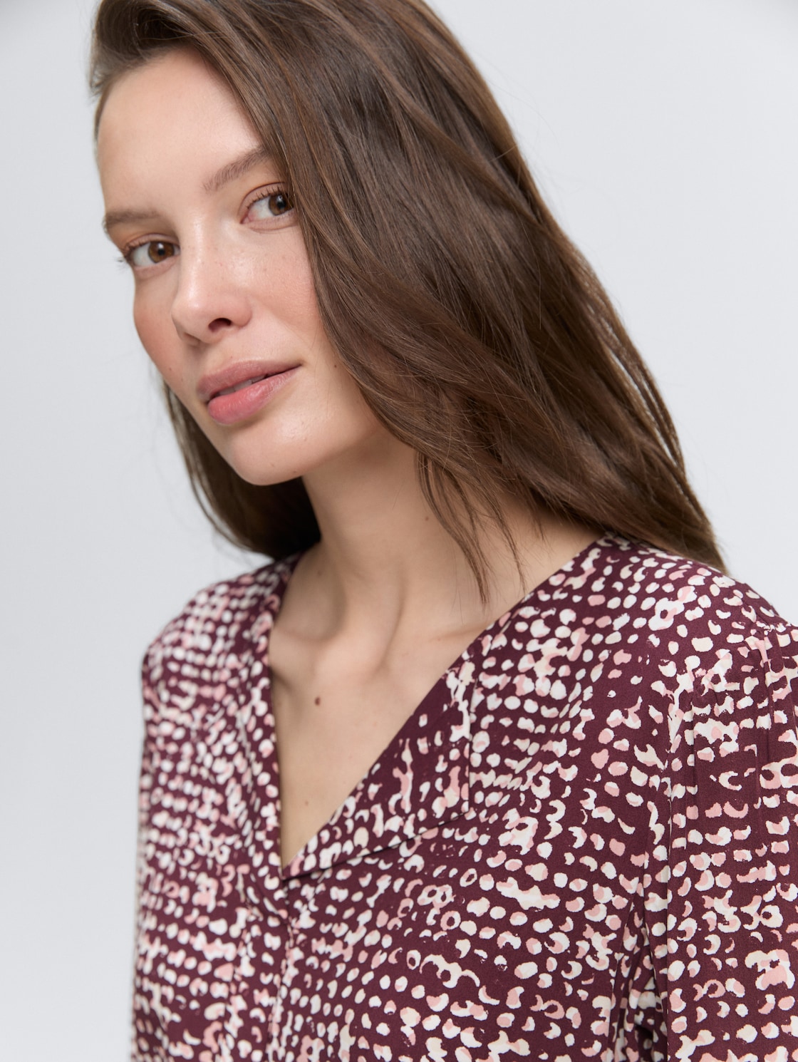 Bluse aus Viskose - dark red abstract dot design - Detail-Model-Ansicht