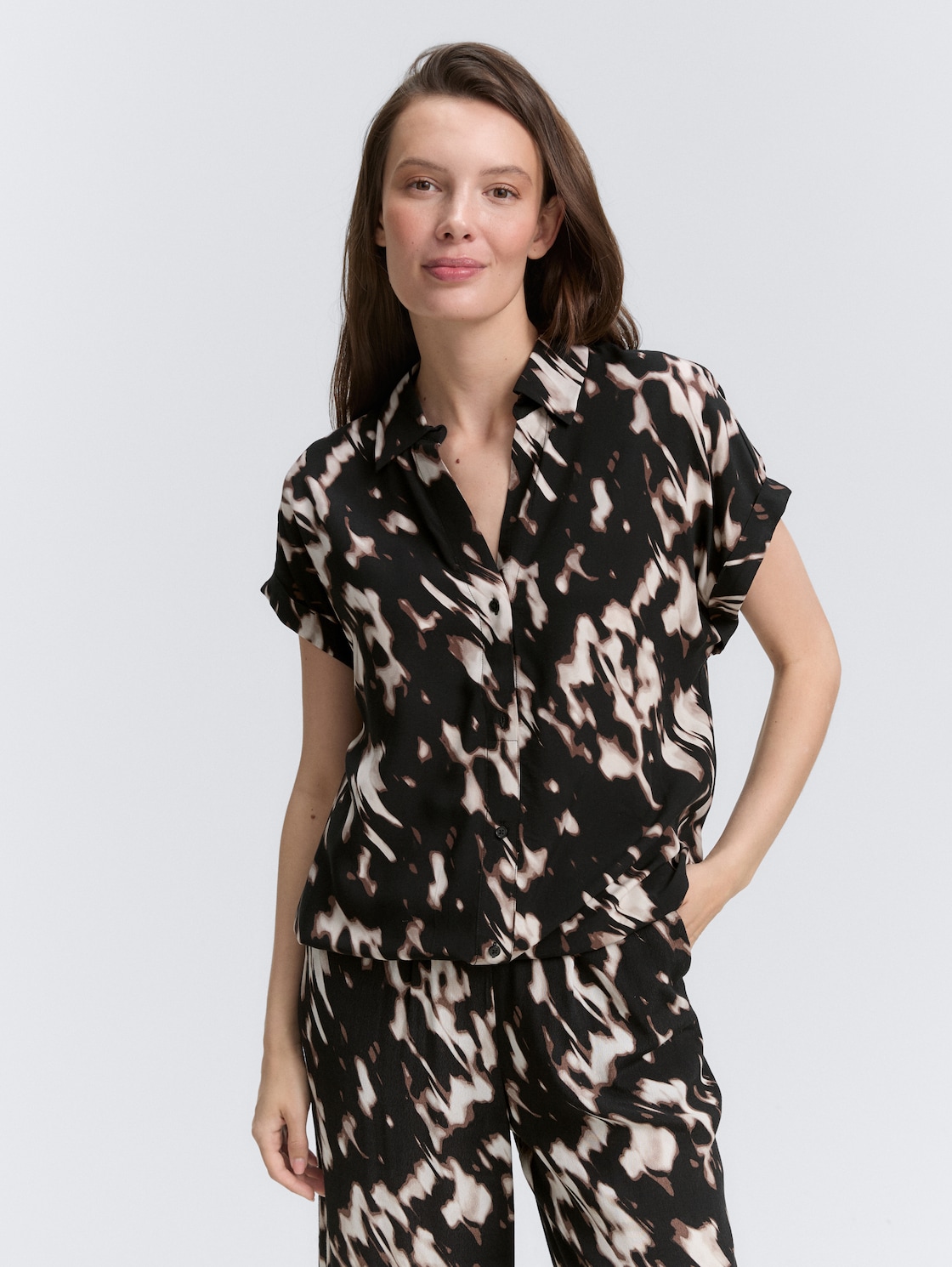 Bluse mit Muster - blurry animal design - Ausschnitt Model-Vorderansicht