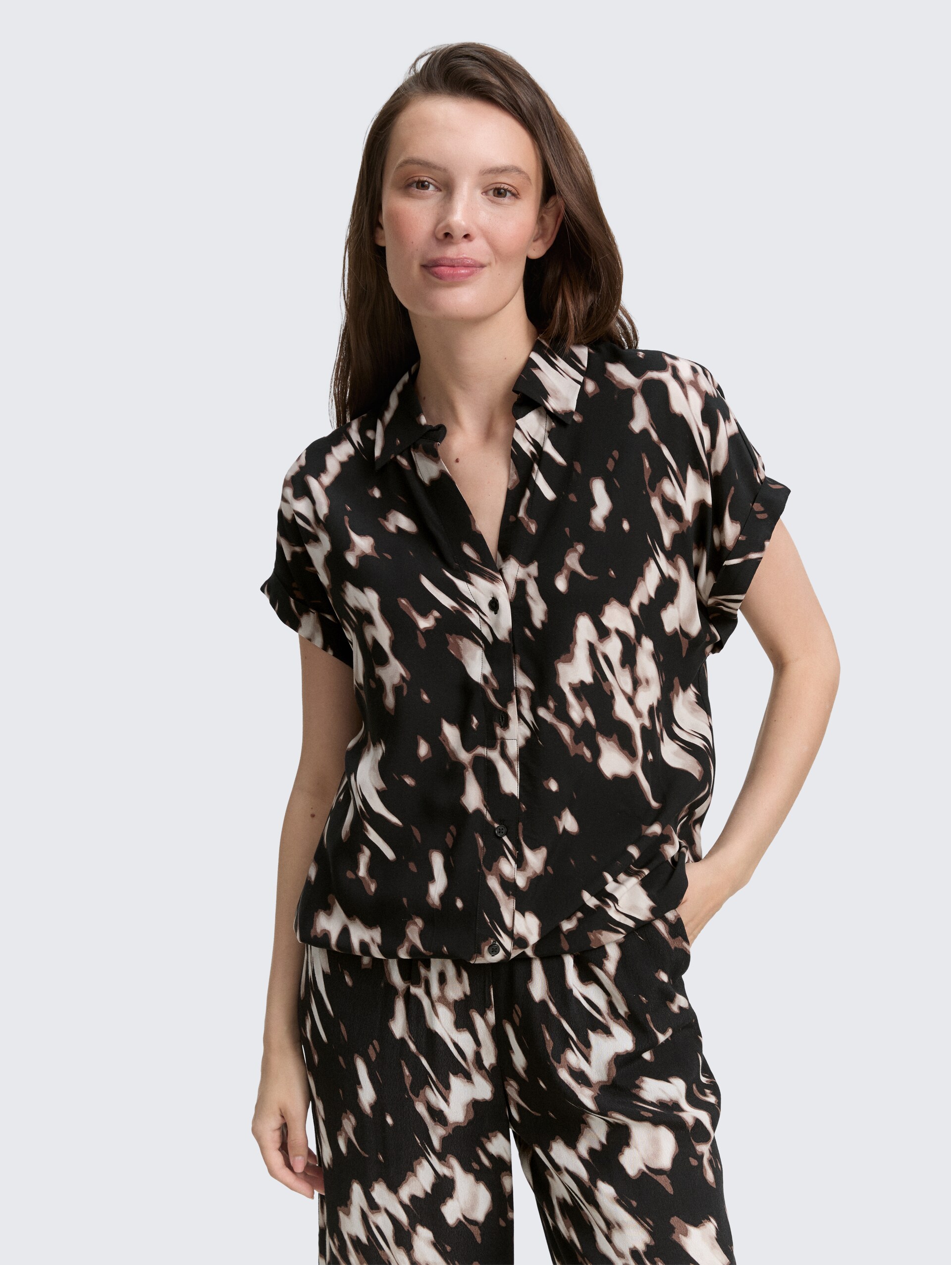 Bluse mit Muster - blurry animal design - Ausschnitt Model-Vorderansicht