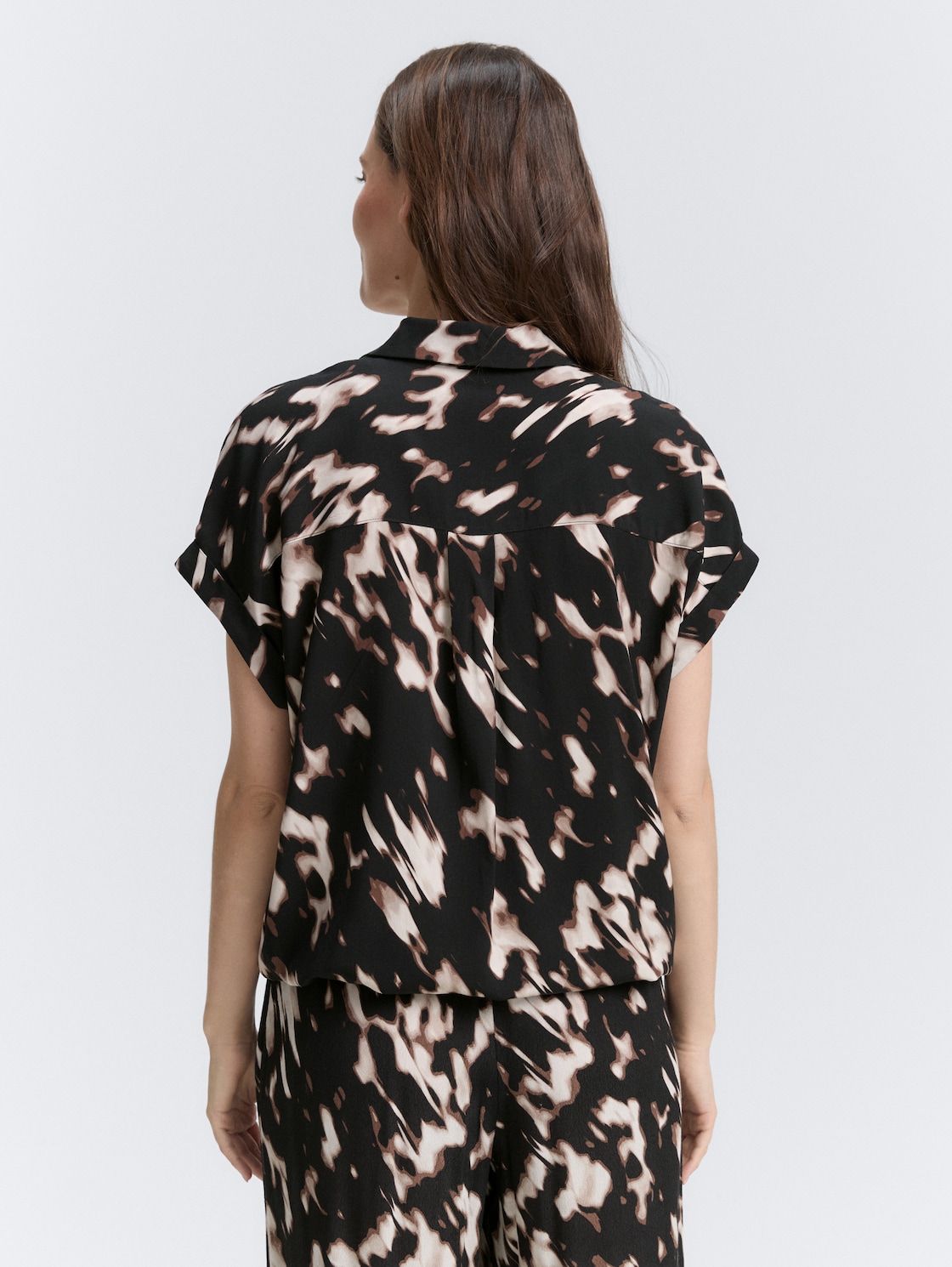 Bluse mit Muster - blurry animal design - Auschnitt Model-Rückansicht