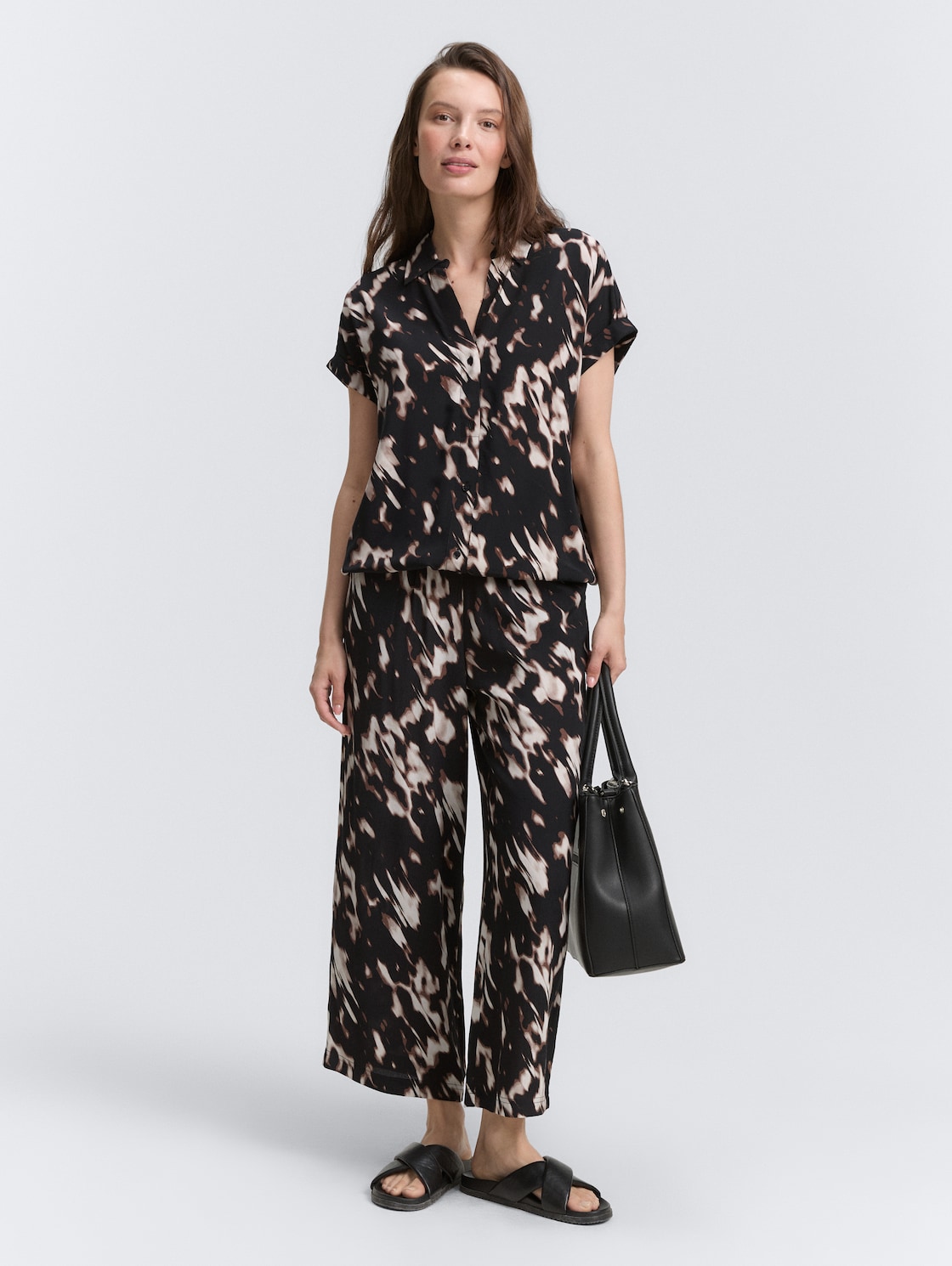 Bluse mit Muster - blurry animal design - Model-Vorderansicht