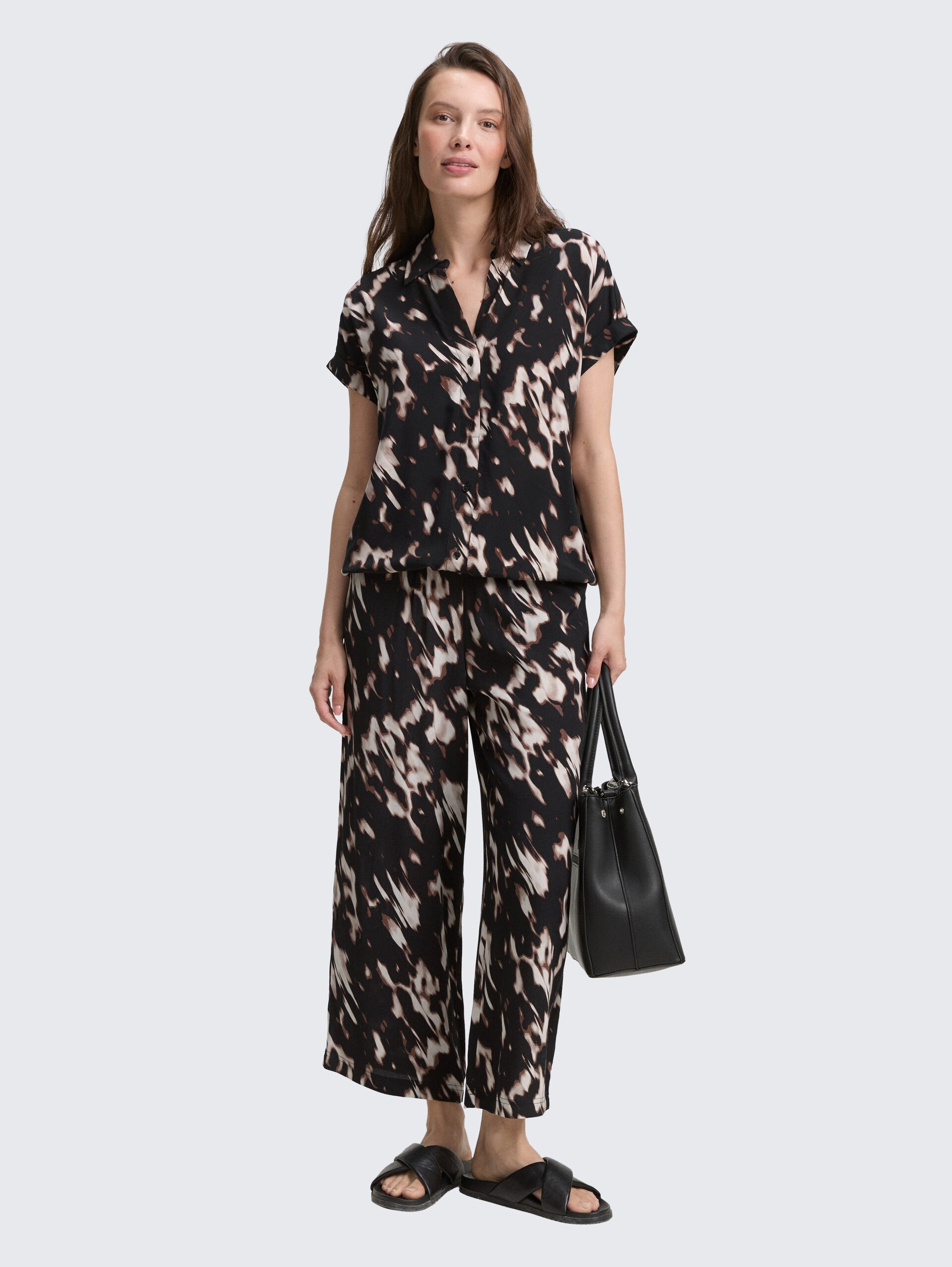 Bluse mit Muster - blurry animal design - Model-Vorderansicht