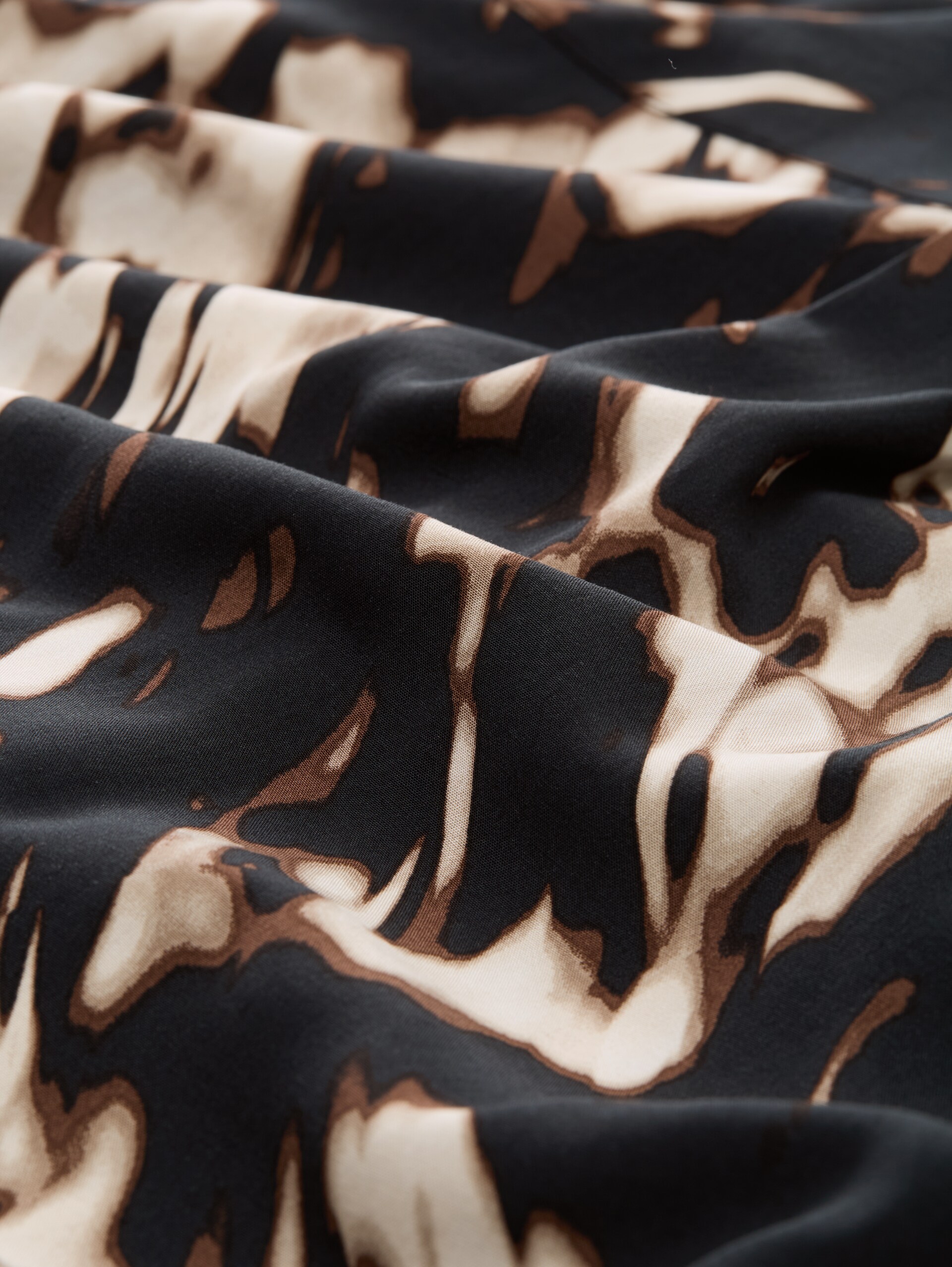 Bluse mit Muster - blurry animal design - Material-Ansicht