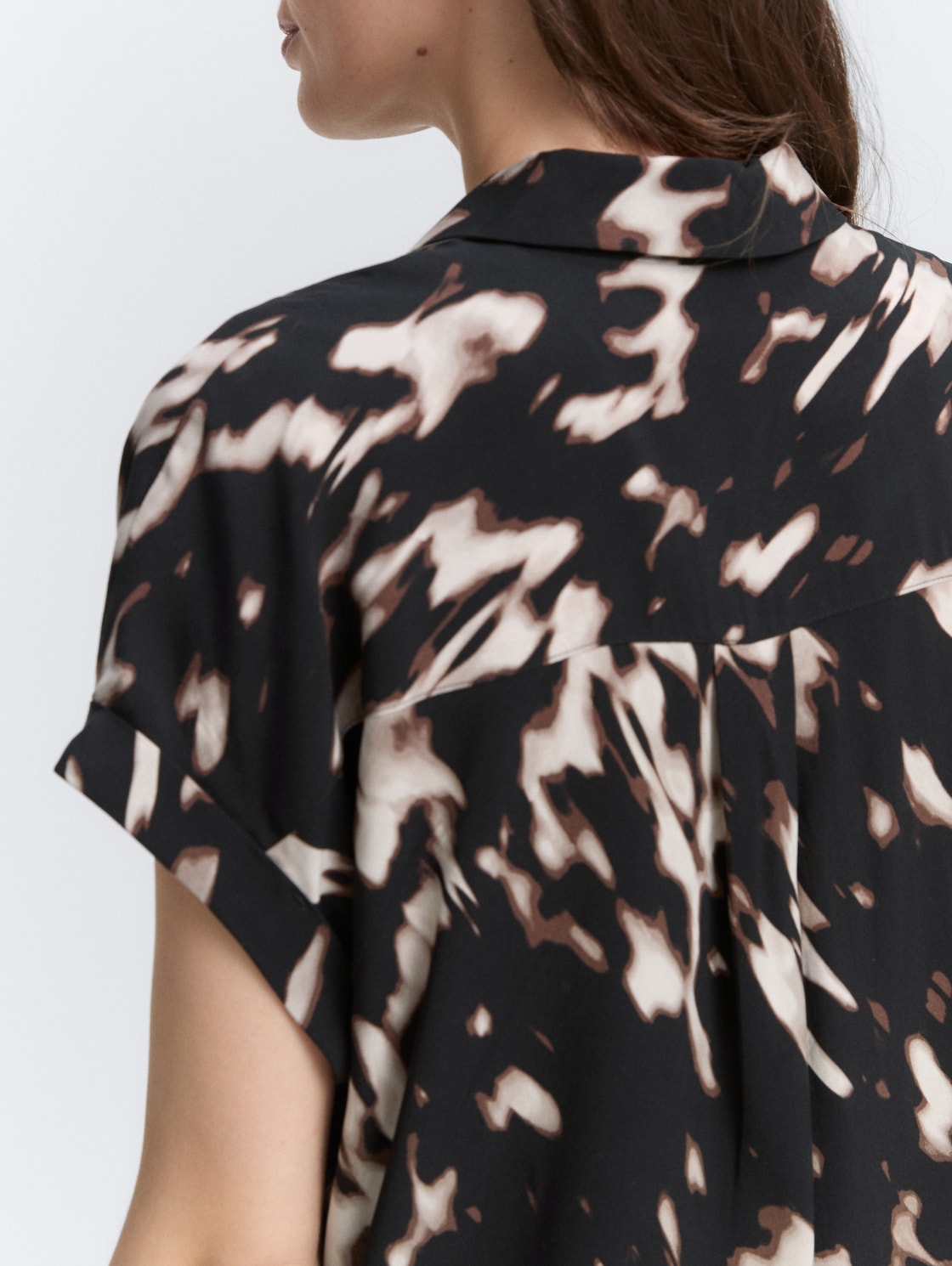 Bluse mit Muster - blurry animal design - Detail-Model-Ansicht