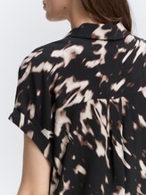 Blouse à motifs - blurry animal design - Vue détaillée du modèle
