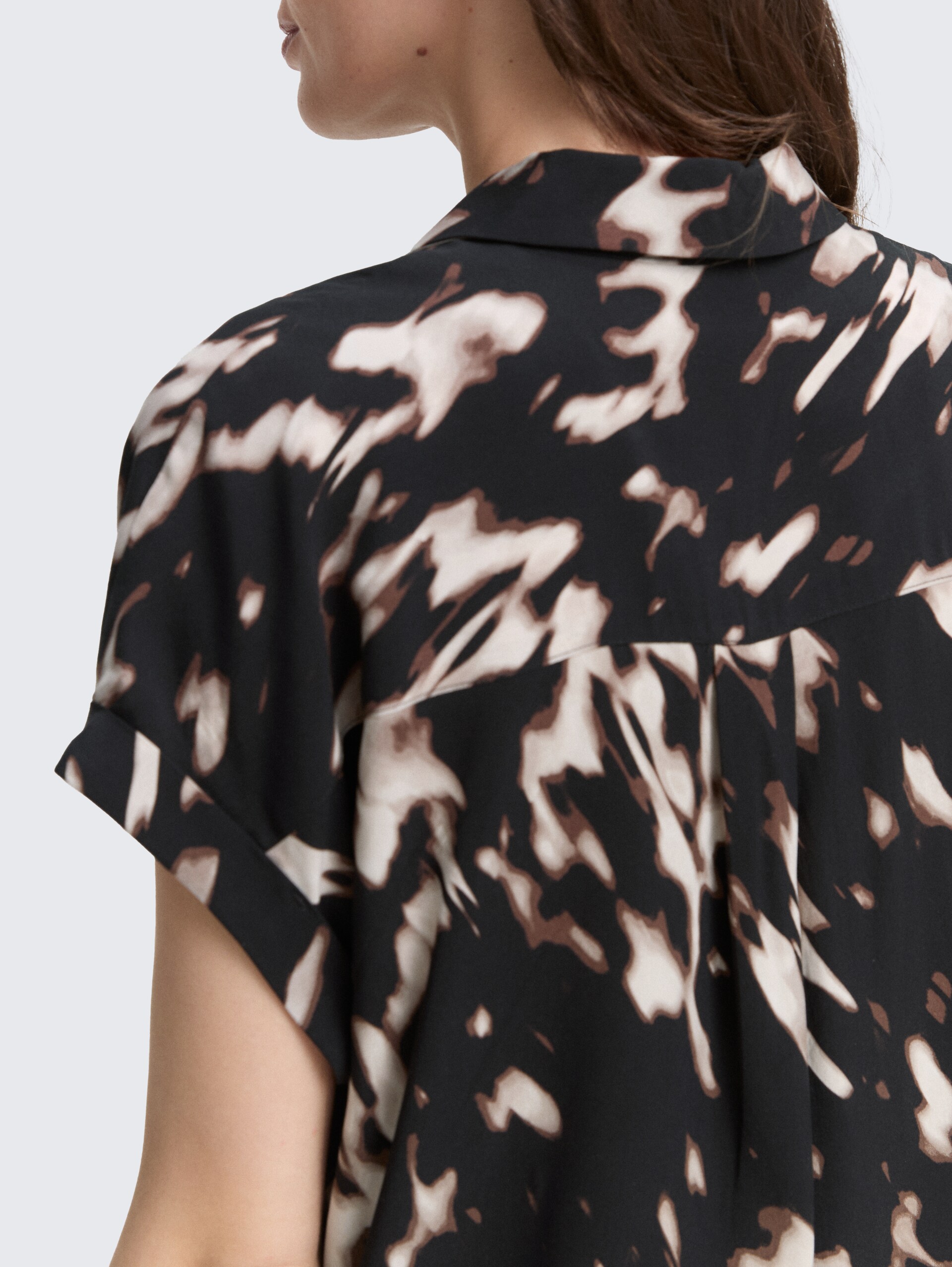 Bluse mit Muster - blurry animal design - Detail-Model-Ansicht