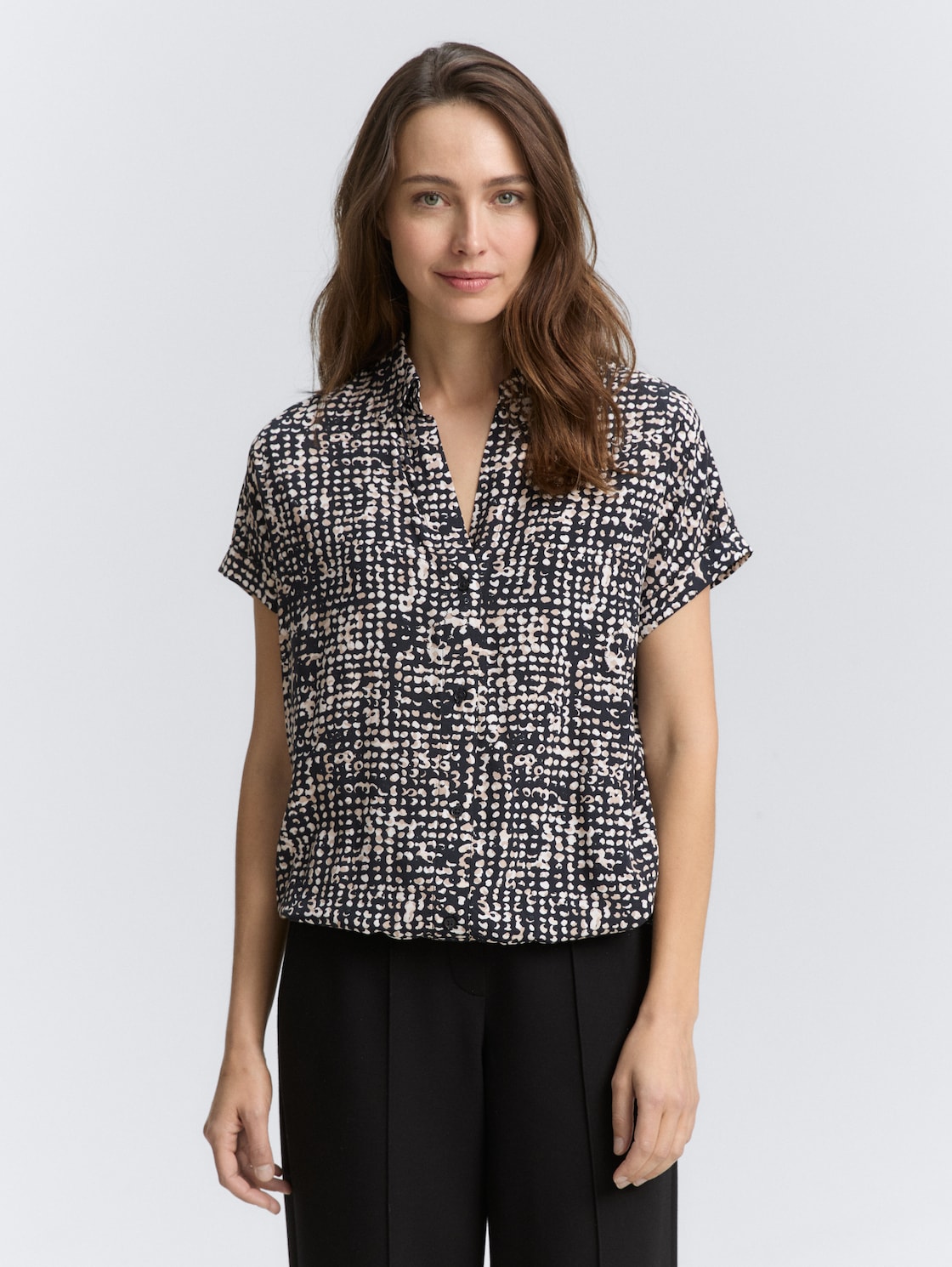 Bluse mit Muster - navy abstract dot design - Ausschnitt Model-Vorderansicht