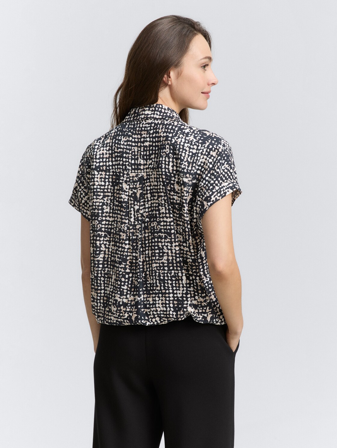 Bluse mit Muster - navy abstract dot design - Auschnitt Model-Rückansicht