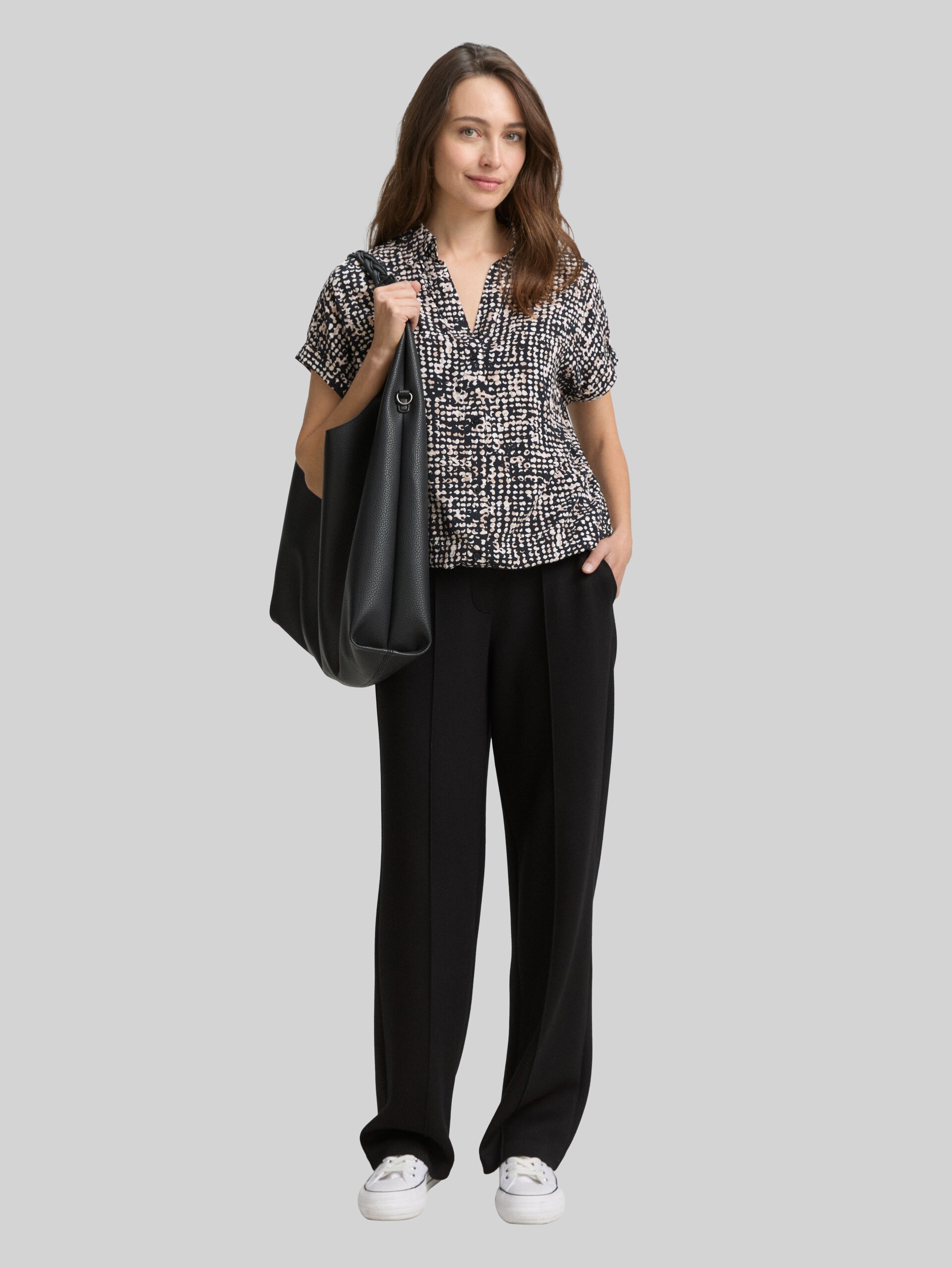Bluse mit Muster - navy abstract dot design - Model-Vorderansicht