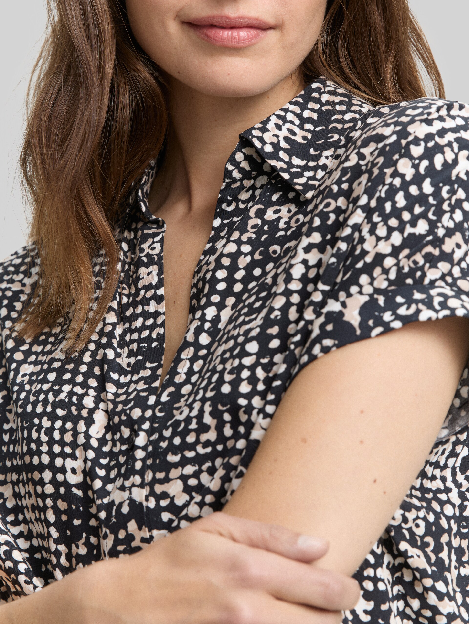 Bluse mit Muster - navy abstract dot design - Detail-Model-Ansicht