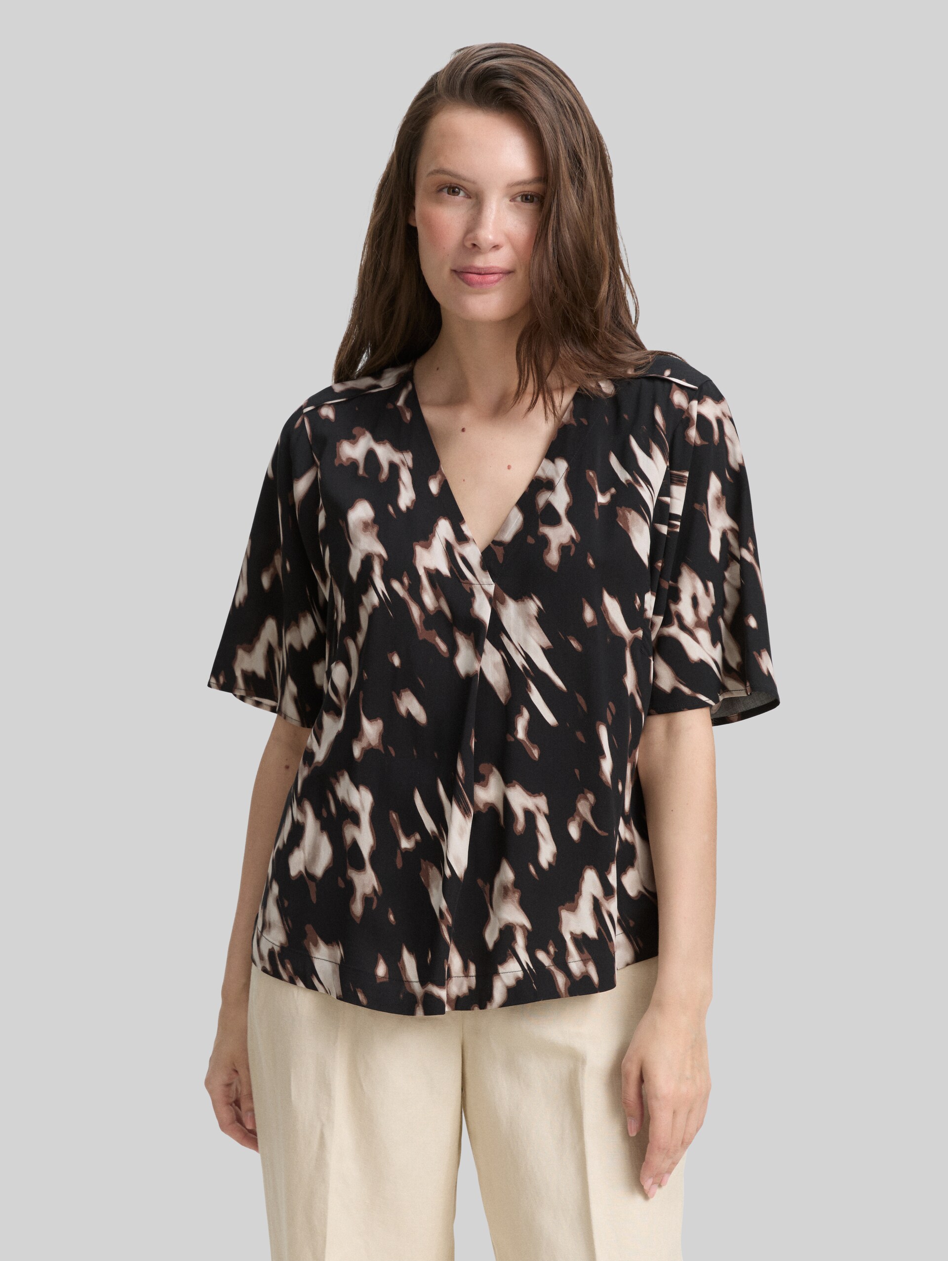 Blouse à motifs - blurry animal design - Découpe Vue de face du modèle