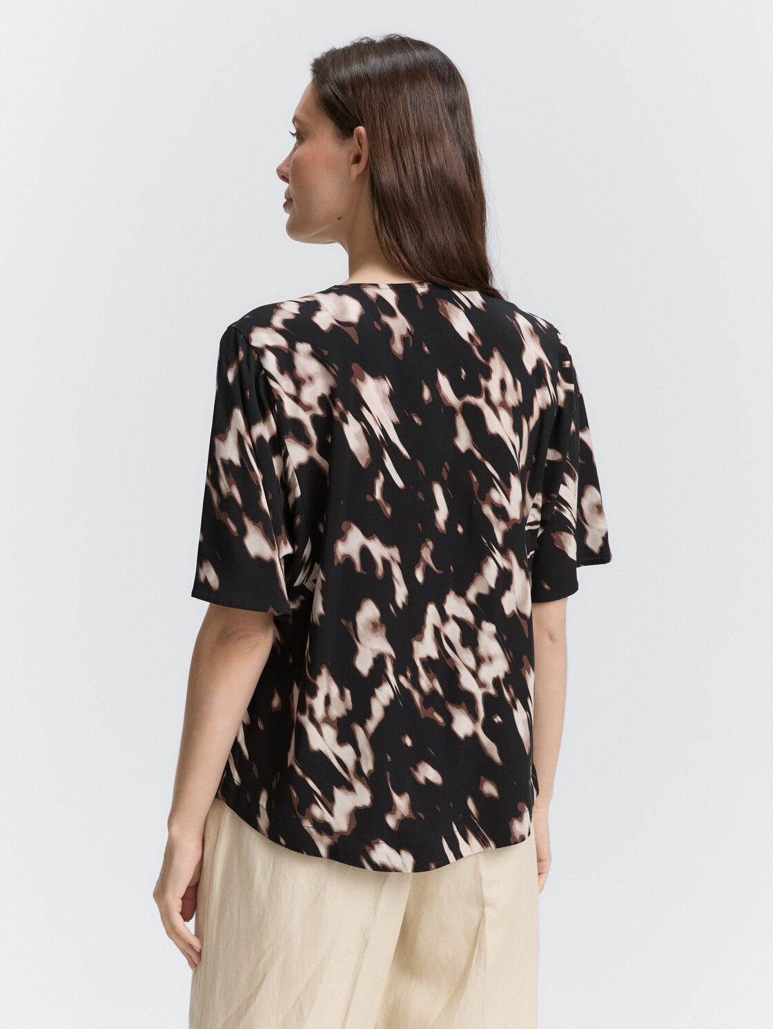 Bluse mit Muster - blurry animal design - Auschnitt Model-Rückansicht