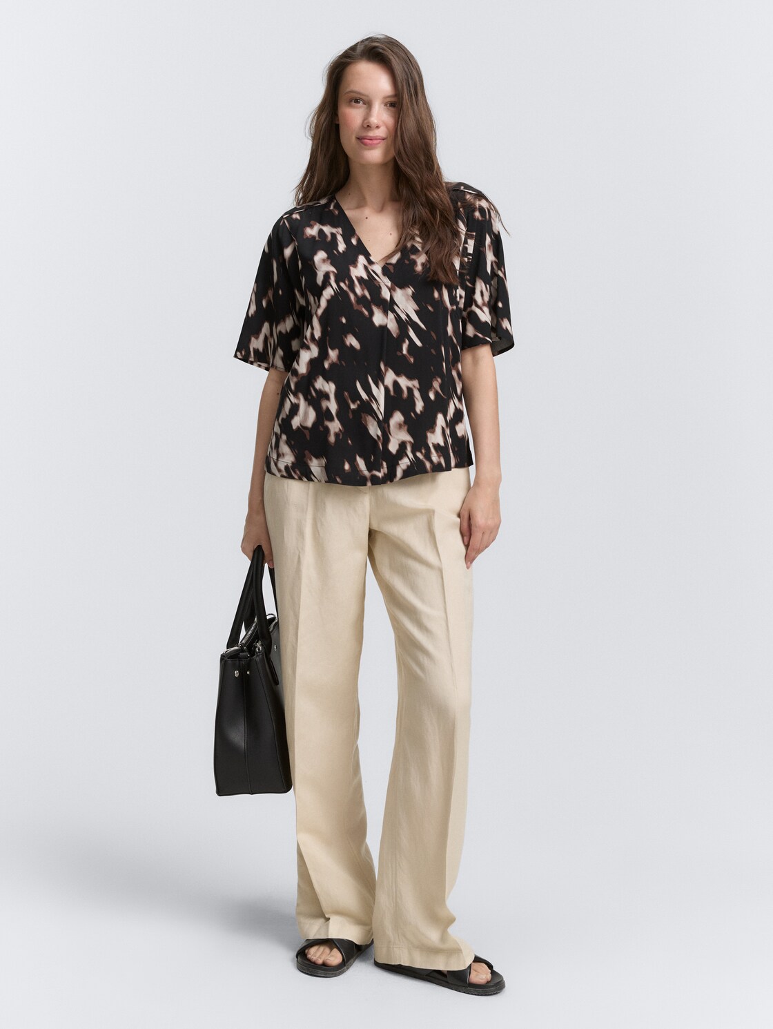 Bluse mit Muster - blurry animal design - Model-Vorderansicht