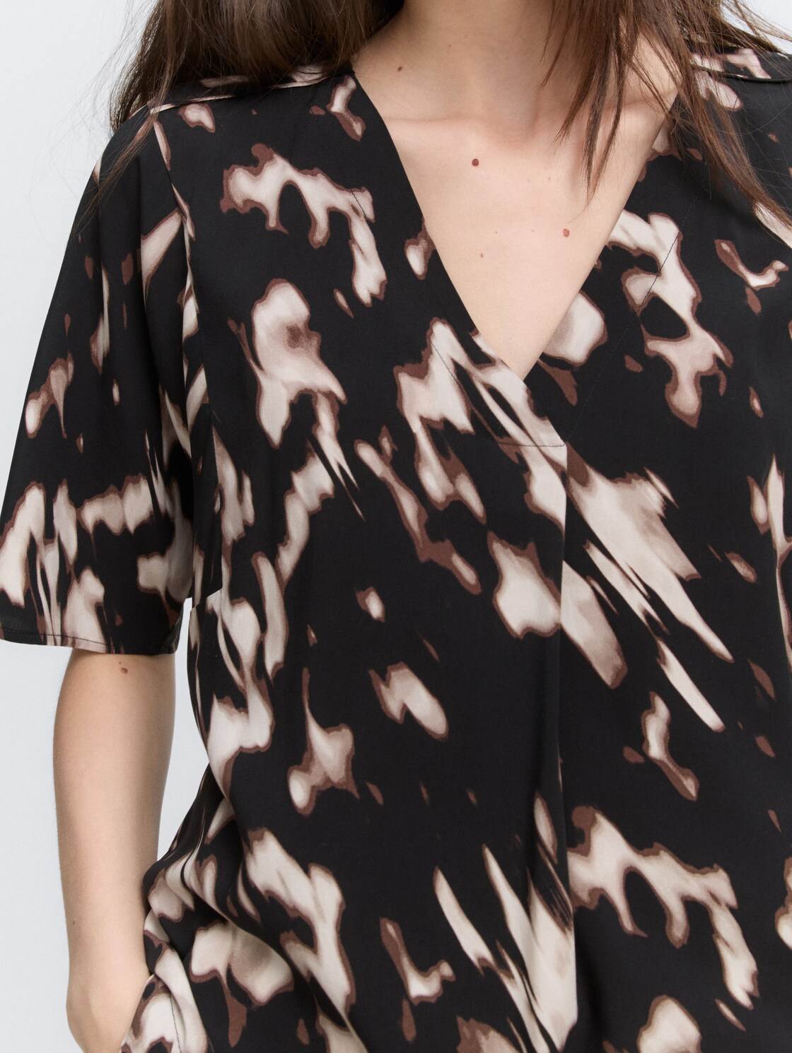 Bluse mit Muster - blurry animal design - Detail-Model-Ansicht