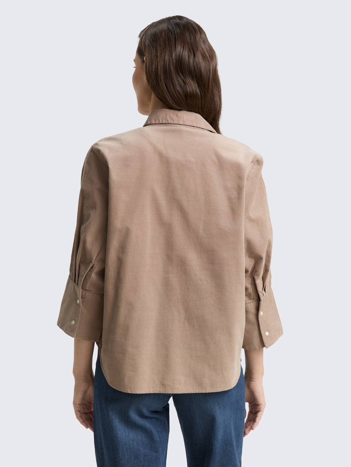 Loose Fit Hemdbluse aus Cord - soft taupe grey - Auschnitt Model-Rückansicht
