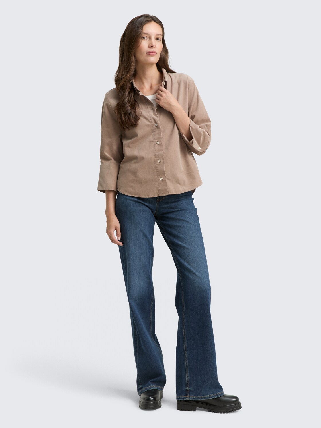 Loose Fit Hemdbluse aus Cord - soft taupe grey - Model-Vorderansicht