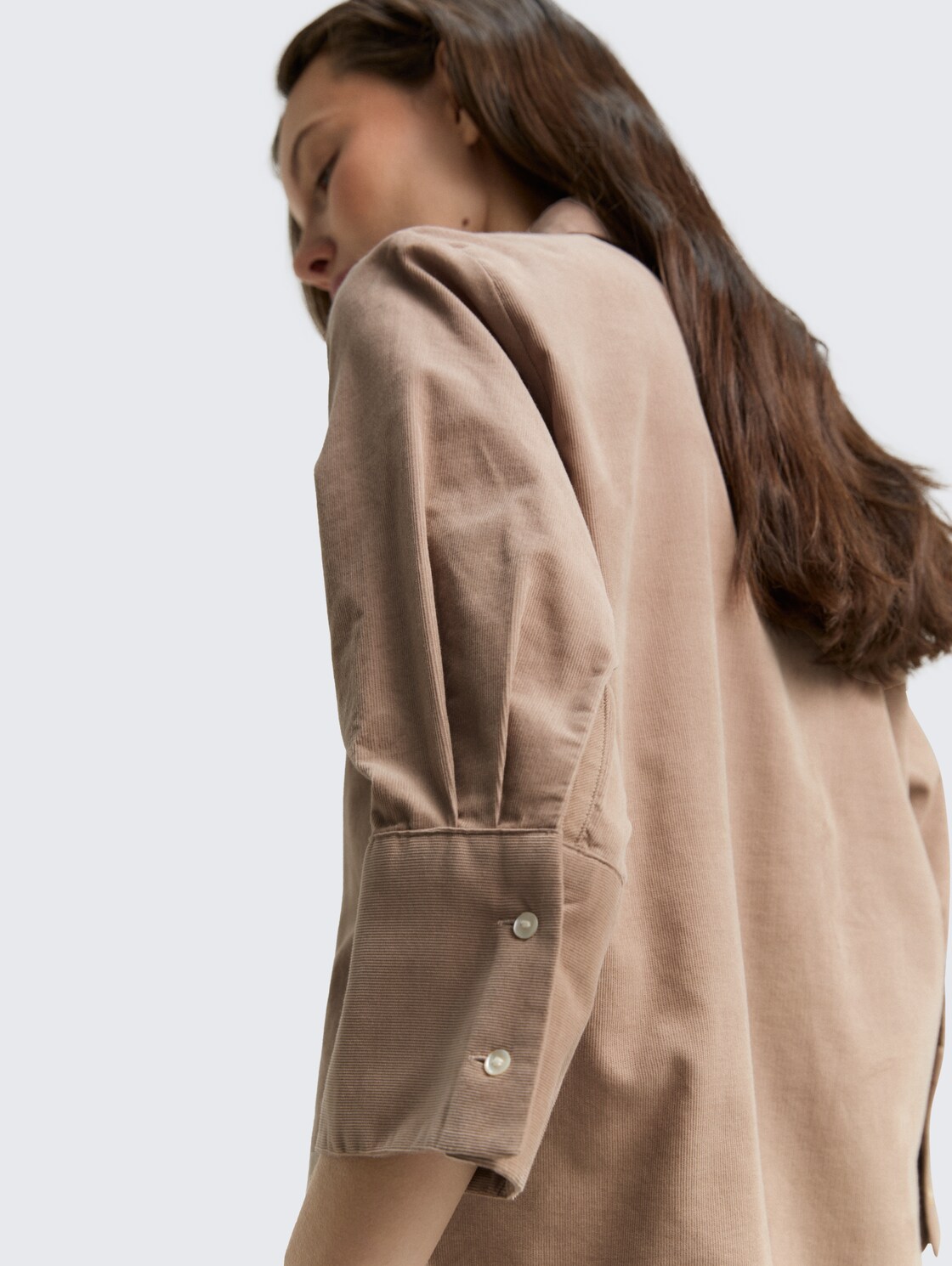 Loose Fit Hemdbluse aus Cord - soft taupe grey - Detail-Model-Ansicht