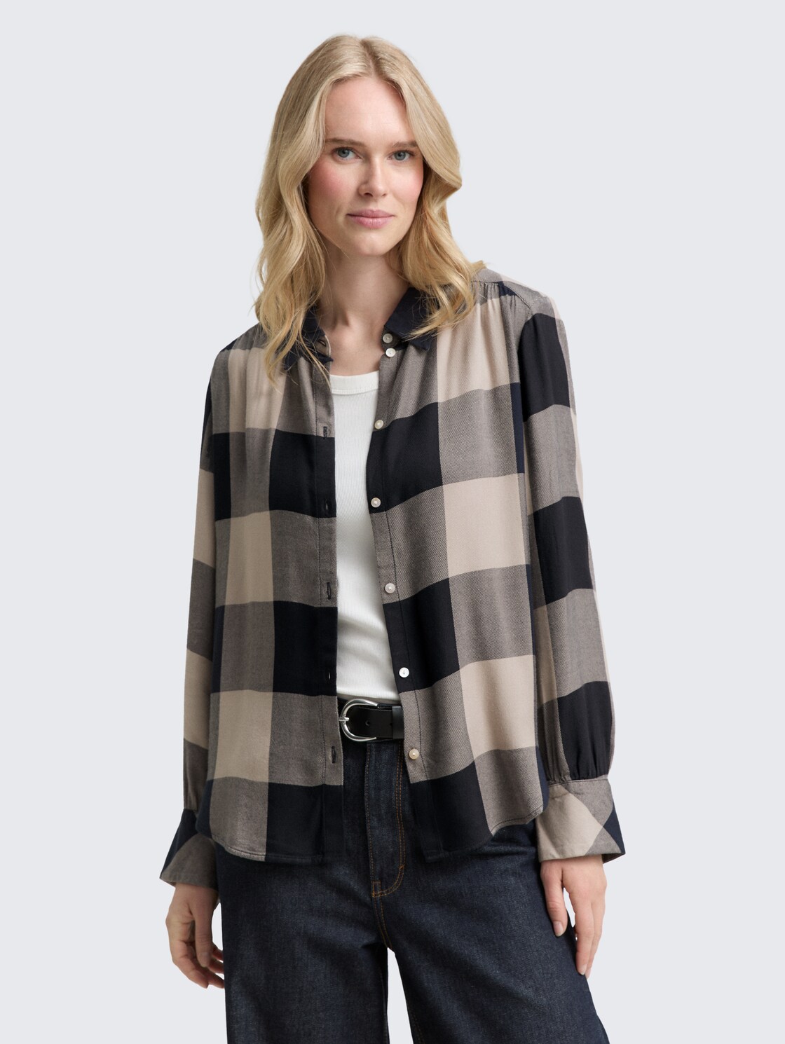 Hemdbluse mit Karomuster - blue taupe check - Ausschnitt Model-Vorderansicht