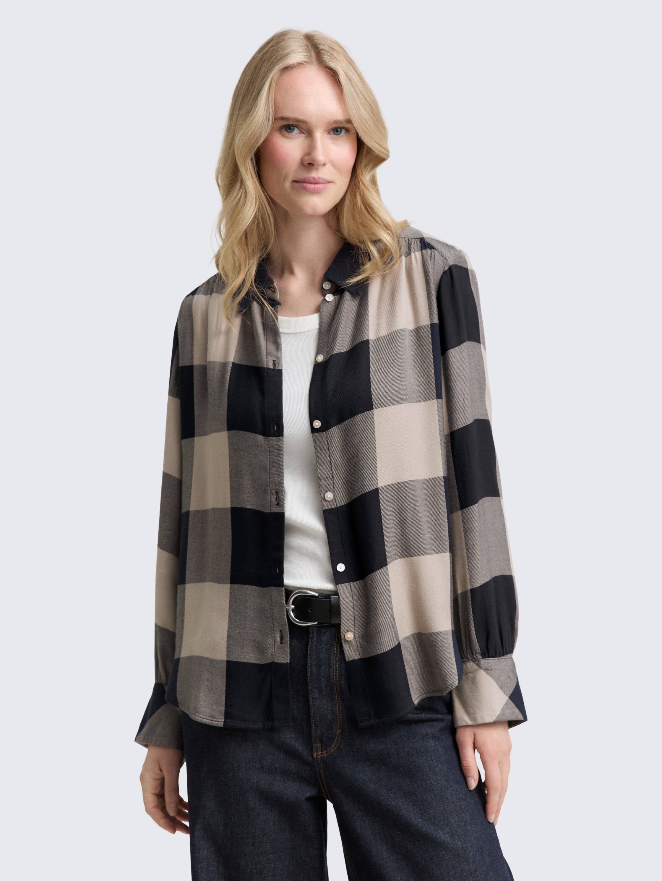 Hemdbluse mit Karomuster - blue taupe check - Ausschnitt Model-Vorderansicht