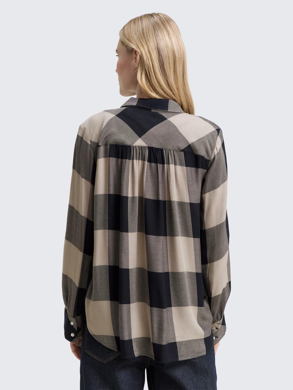 Hemdbluse mit Karomuster - blue taupe check - Auschnitt Model-Rückansicht