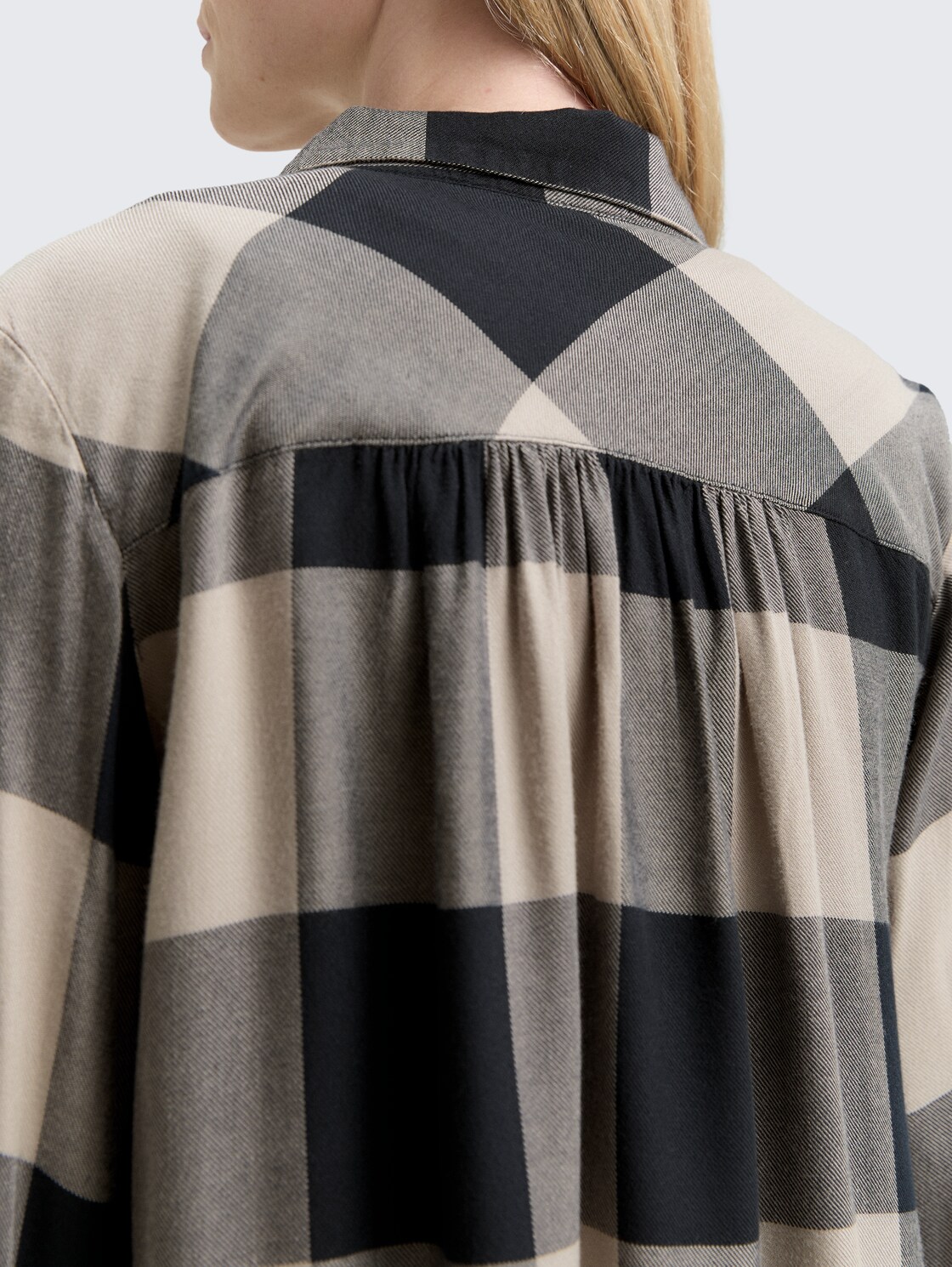 Hemdbluse mit Karomuster - blue taupe check - Detail-Model-Ansicht