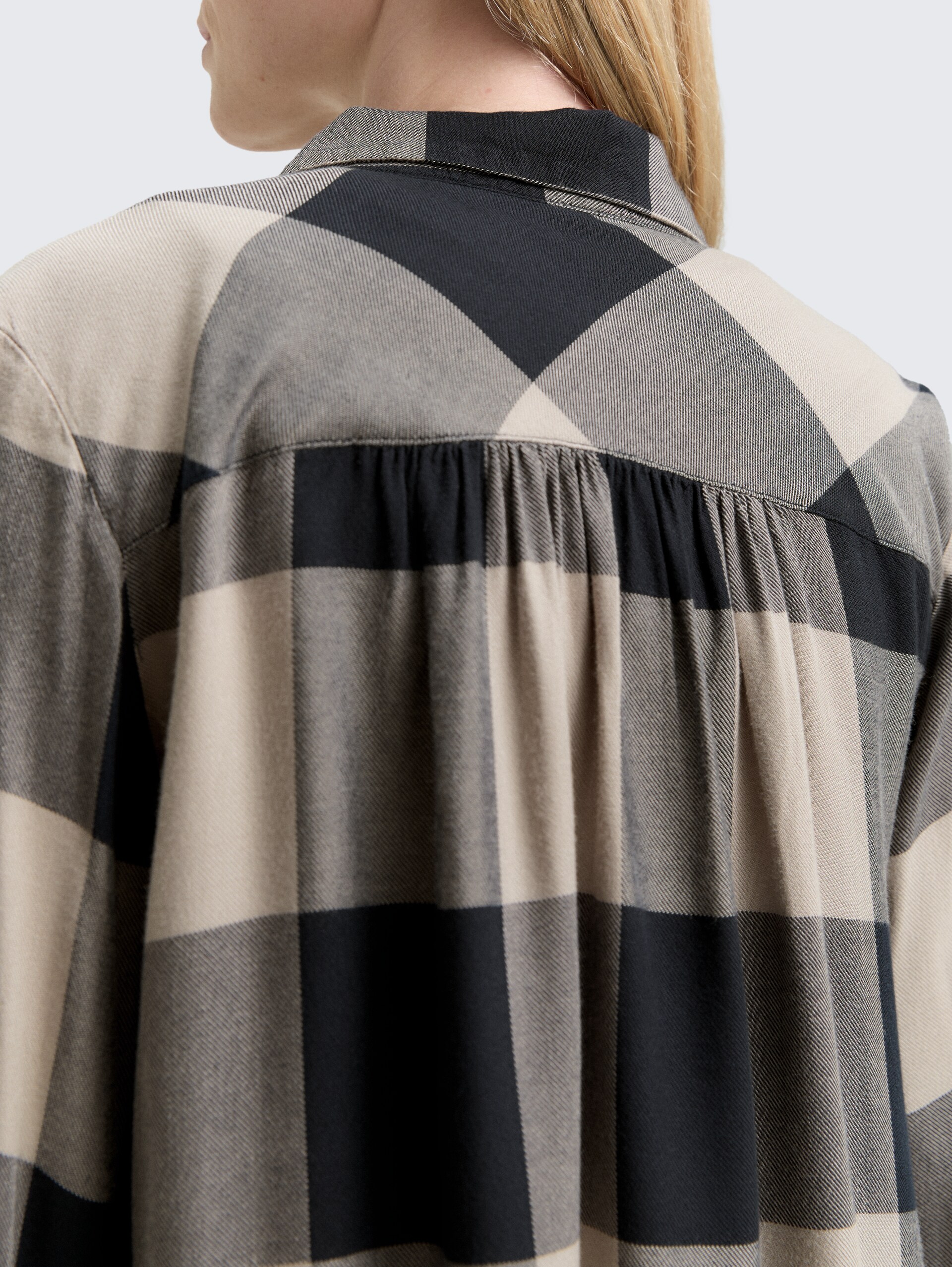 Hemdbluse mit Karomuster - blue taupe check - Detail-Model-Ansicht