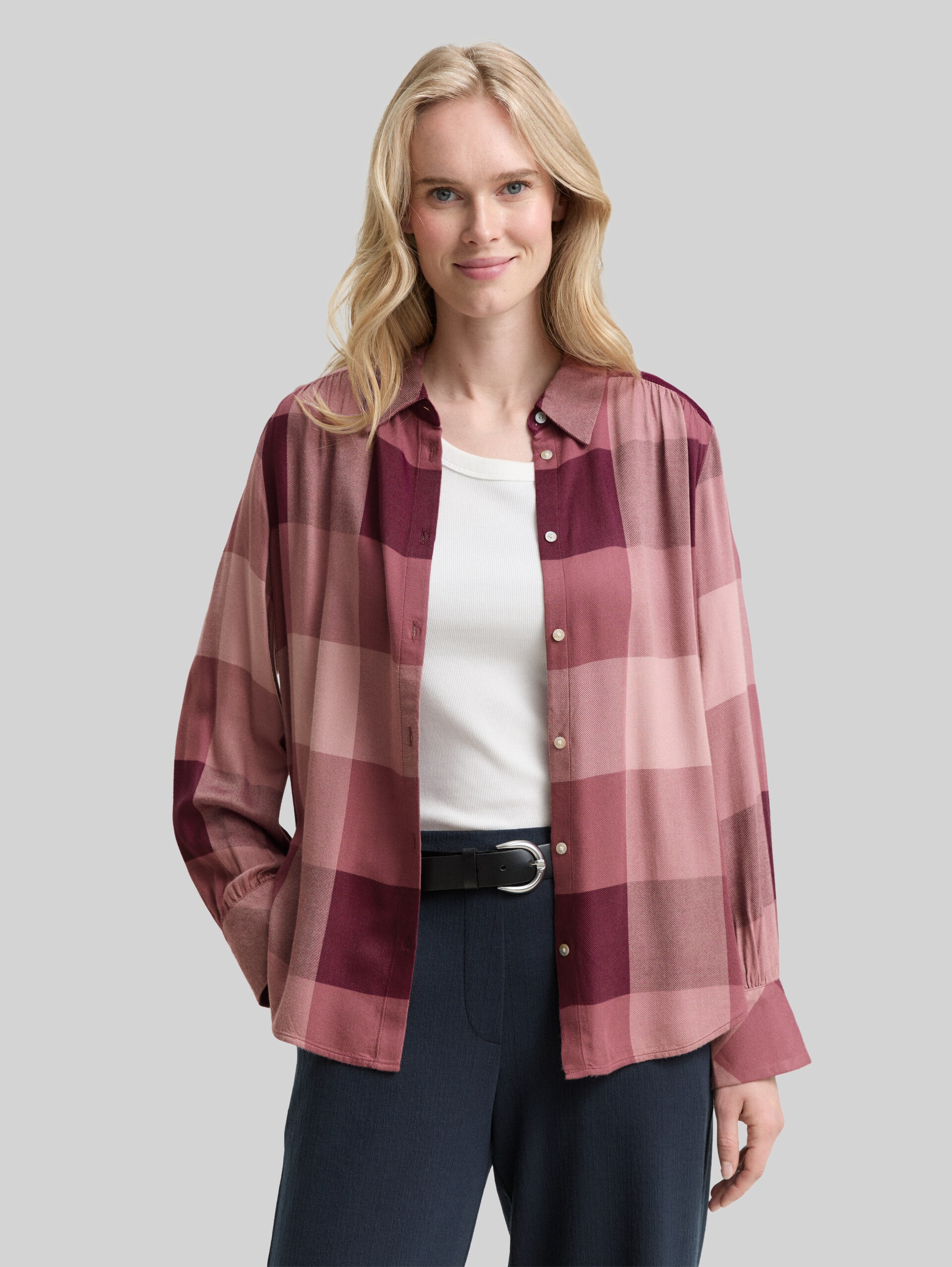 Shirt blouse with checked pattern - berry rose check - Neckline model front view