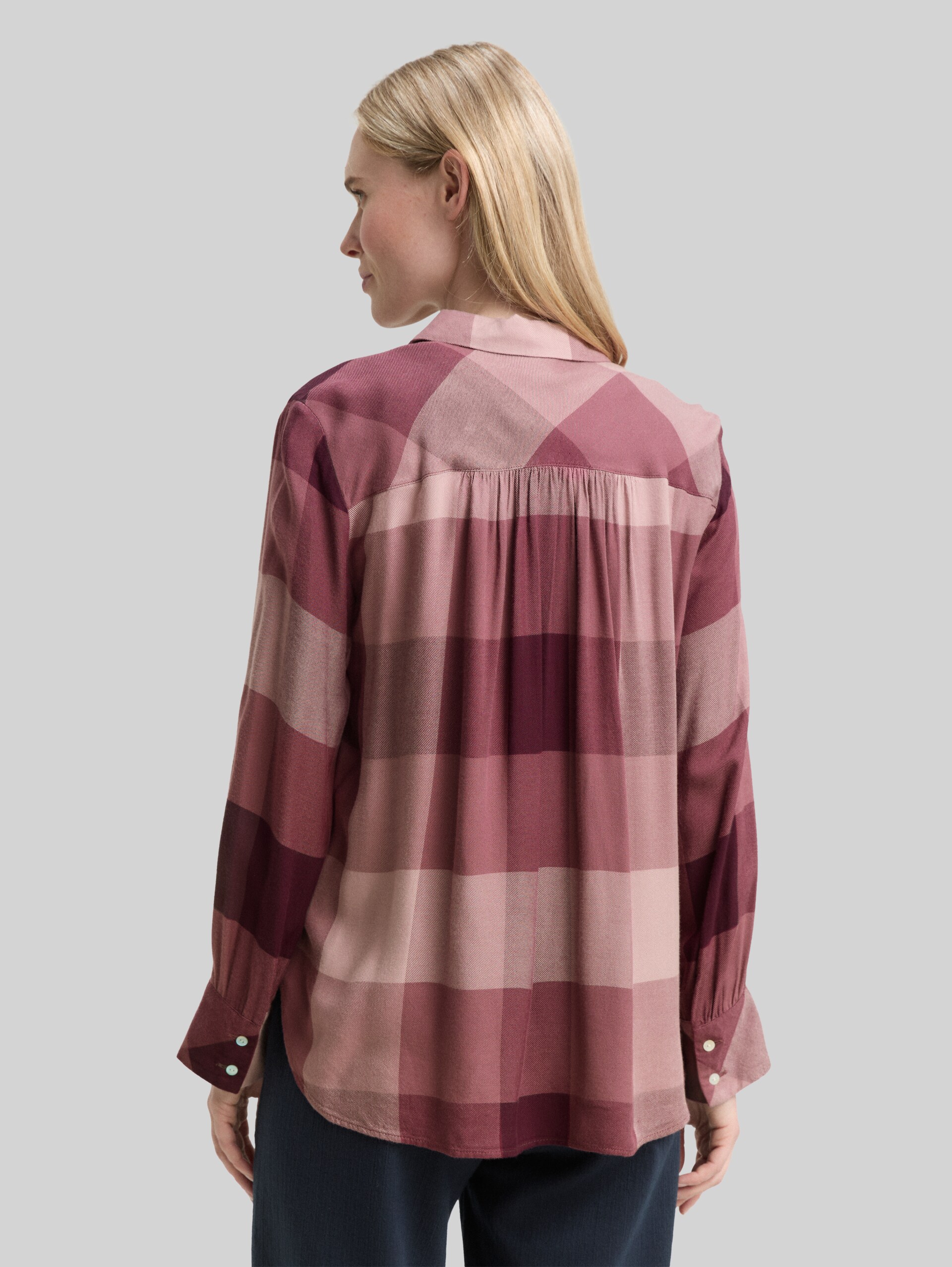 Shirt blouse with checked pattern - berry rose check - Neckline model-back view