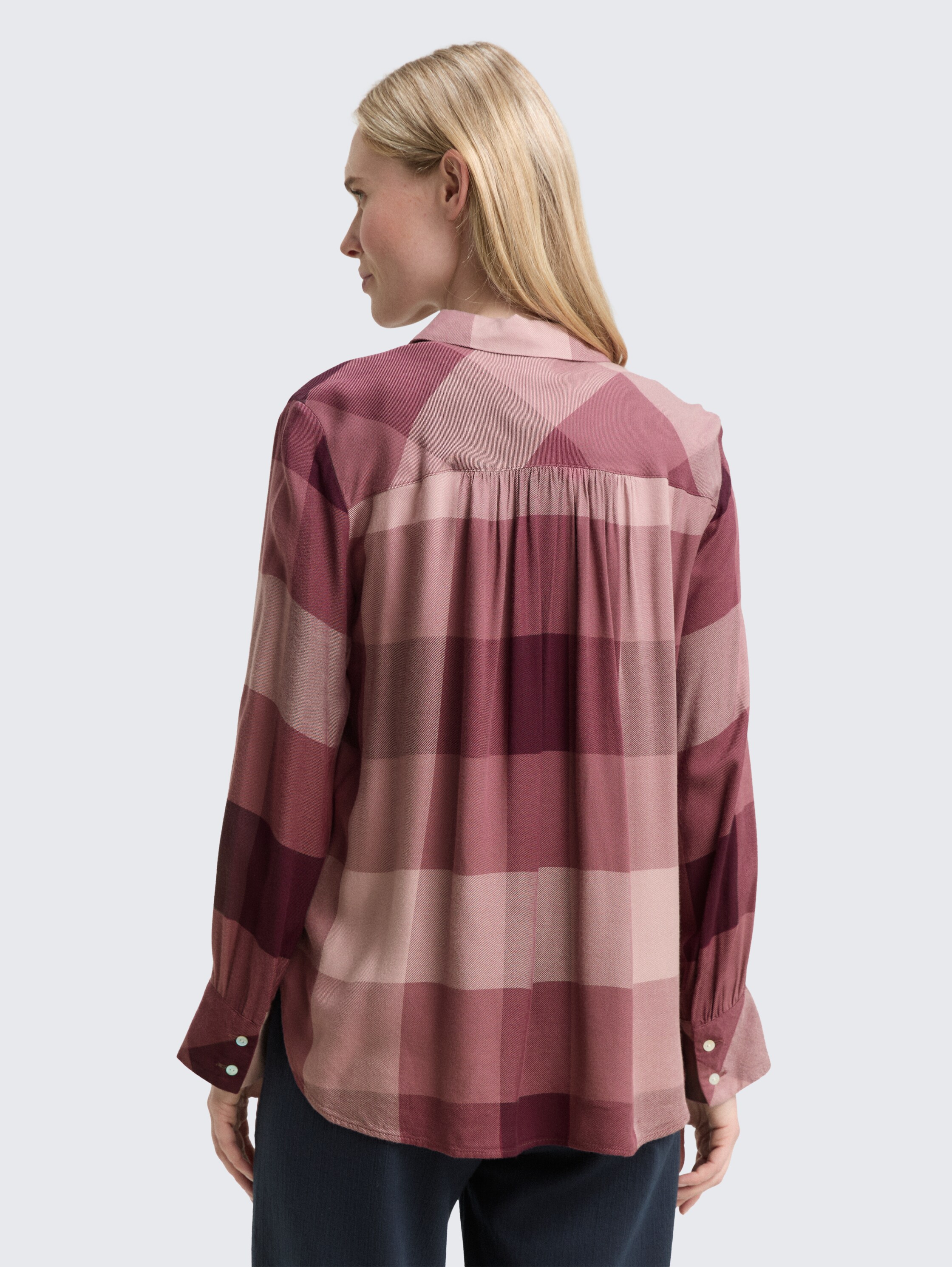 Hemdbluse mit Karomuster - berry rose check - Auschnitt Model-Rückansicht