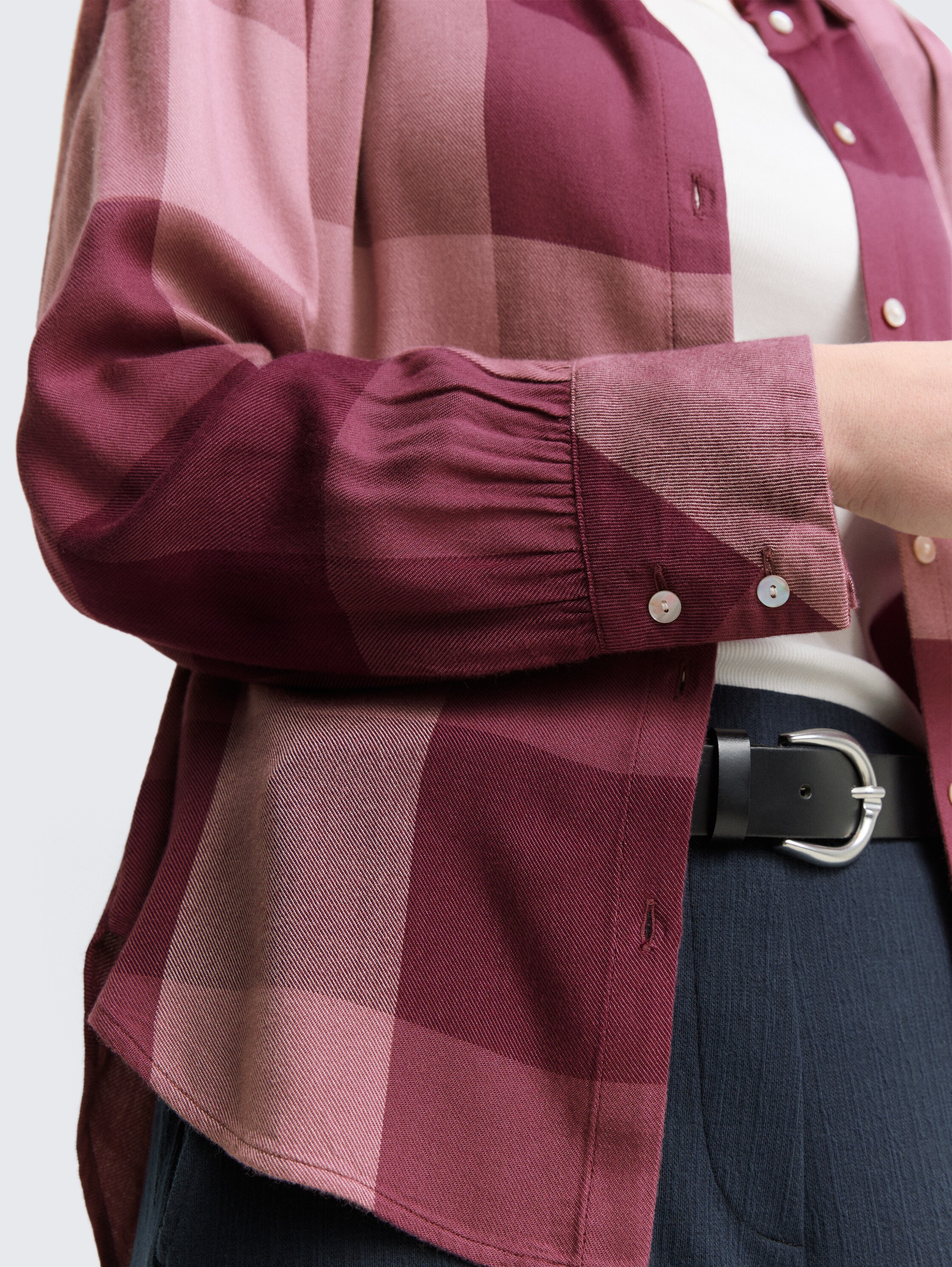 Hemdbluse mit Karomuster - berry rose check - Detail-Model-Ansicht