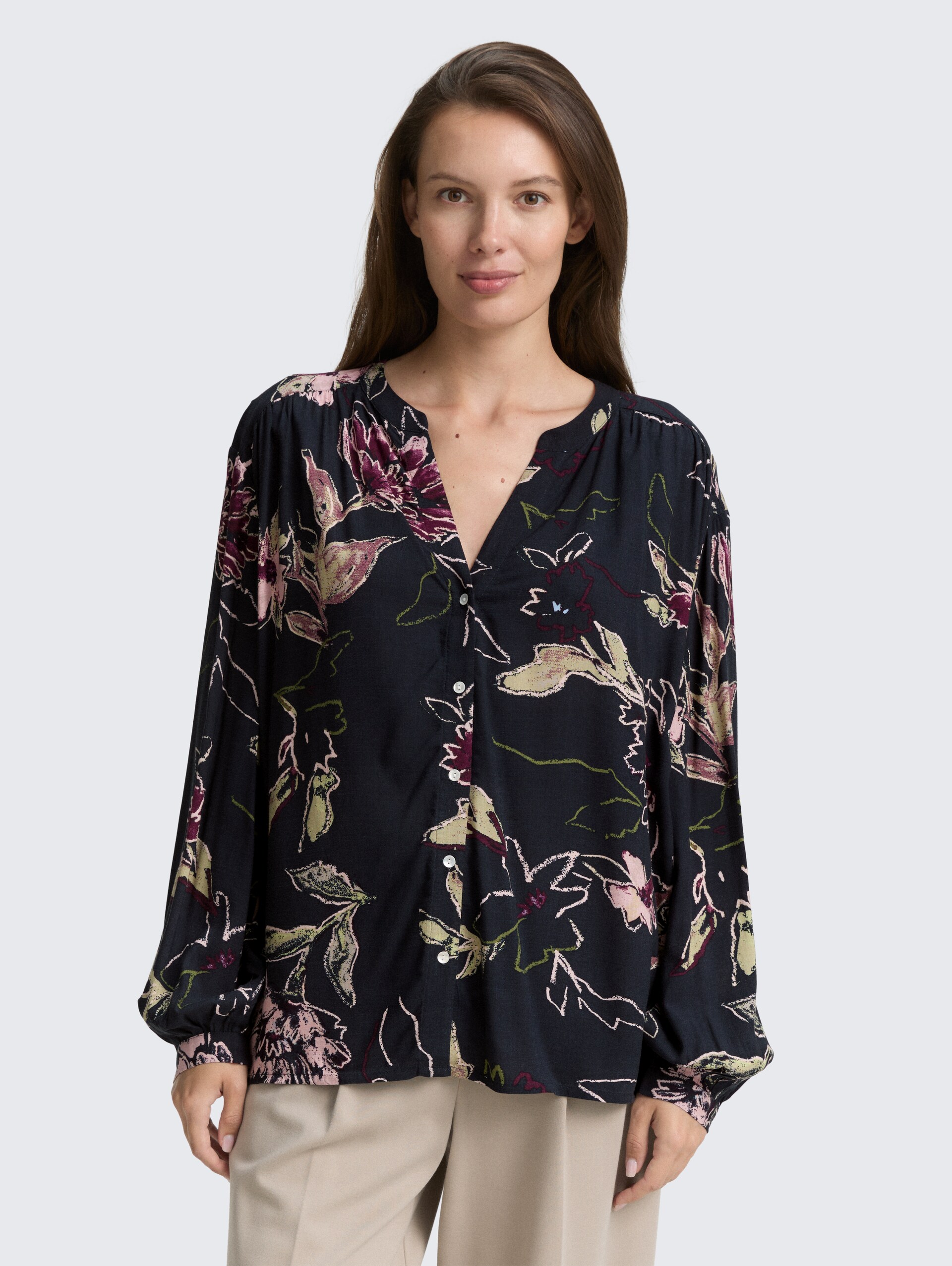 Loose Fit Bluse mit Muster - big flower design - Ausschnitt Model-Vorderansicht