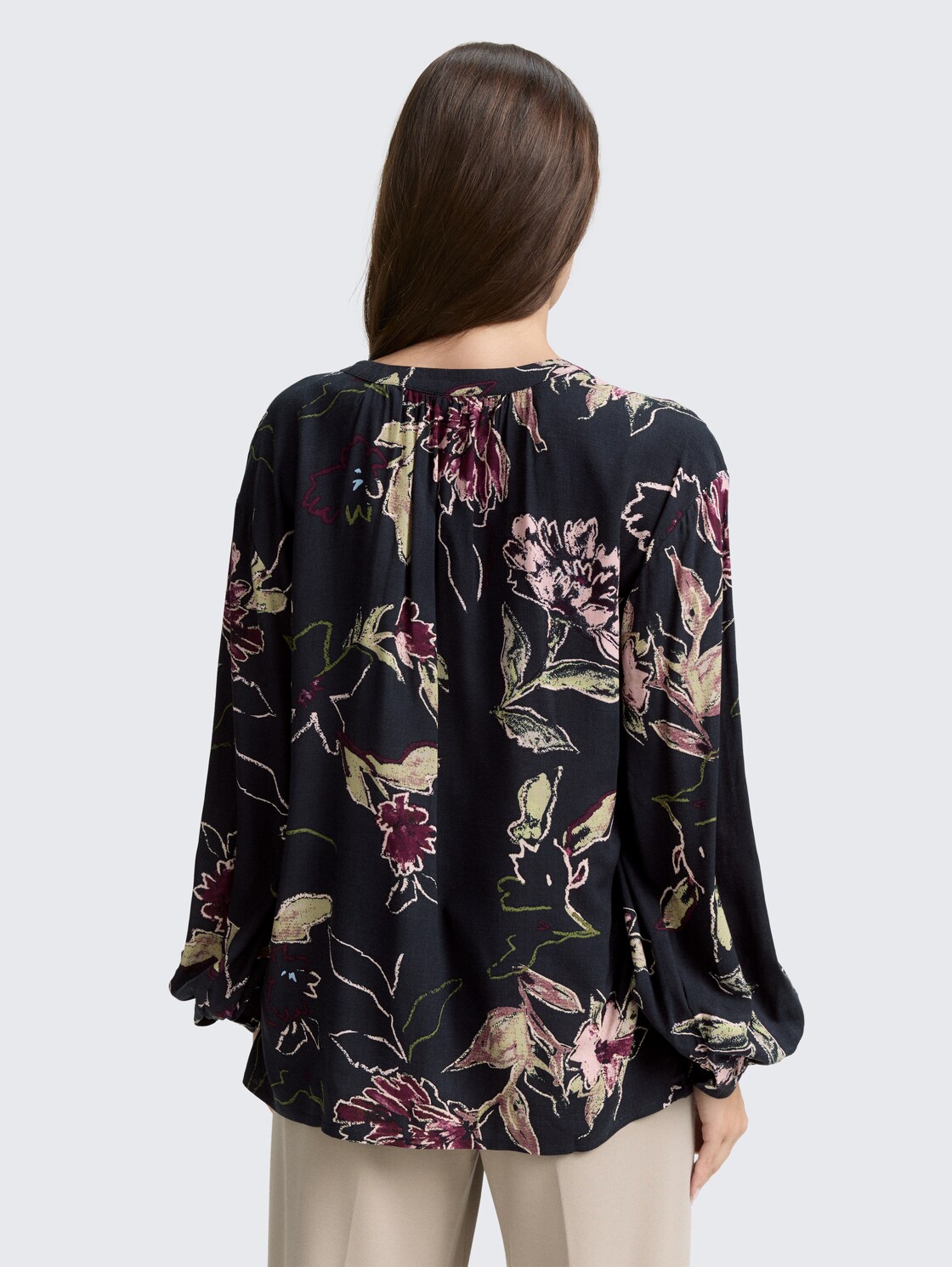 Loose Fit Bluse mit Muster - big flower design - Auschnitt Model-Rückansicht