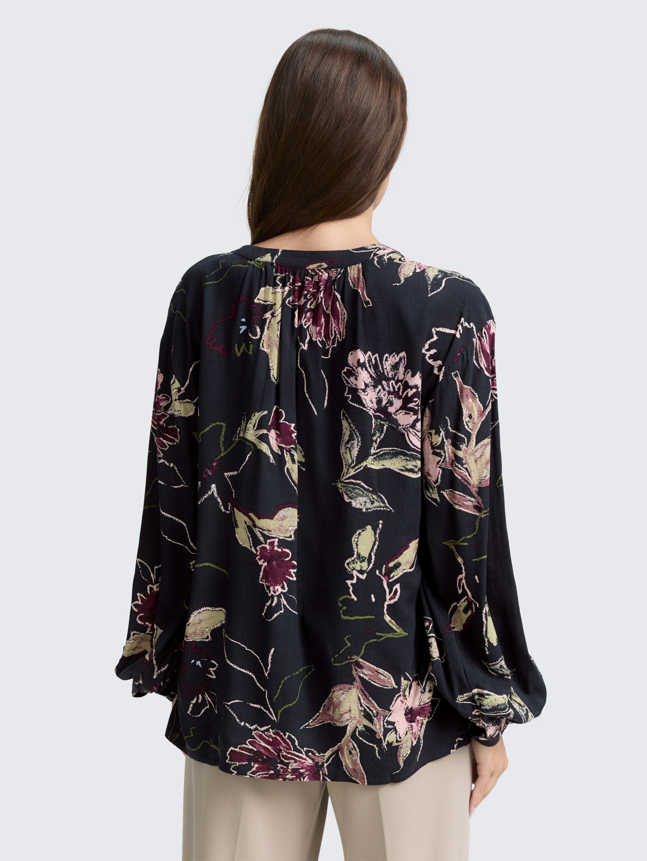 Losvallende blouse met patroon - big flower design - Neklijn model-achteraanzicht